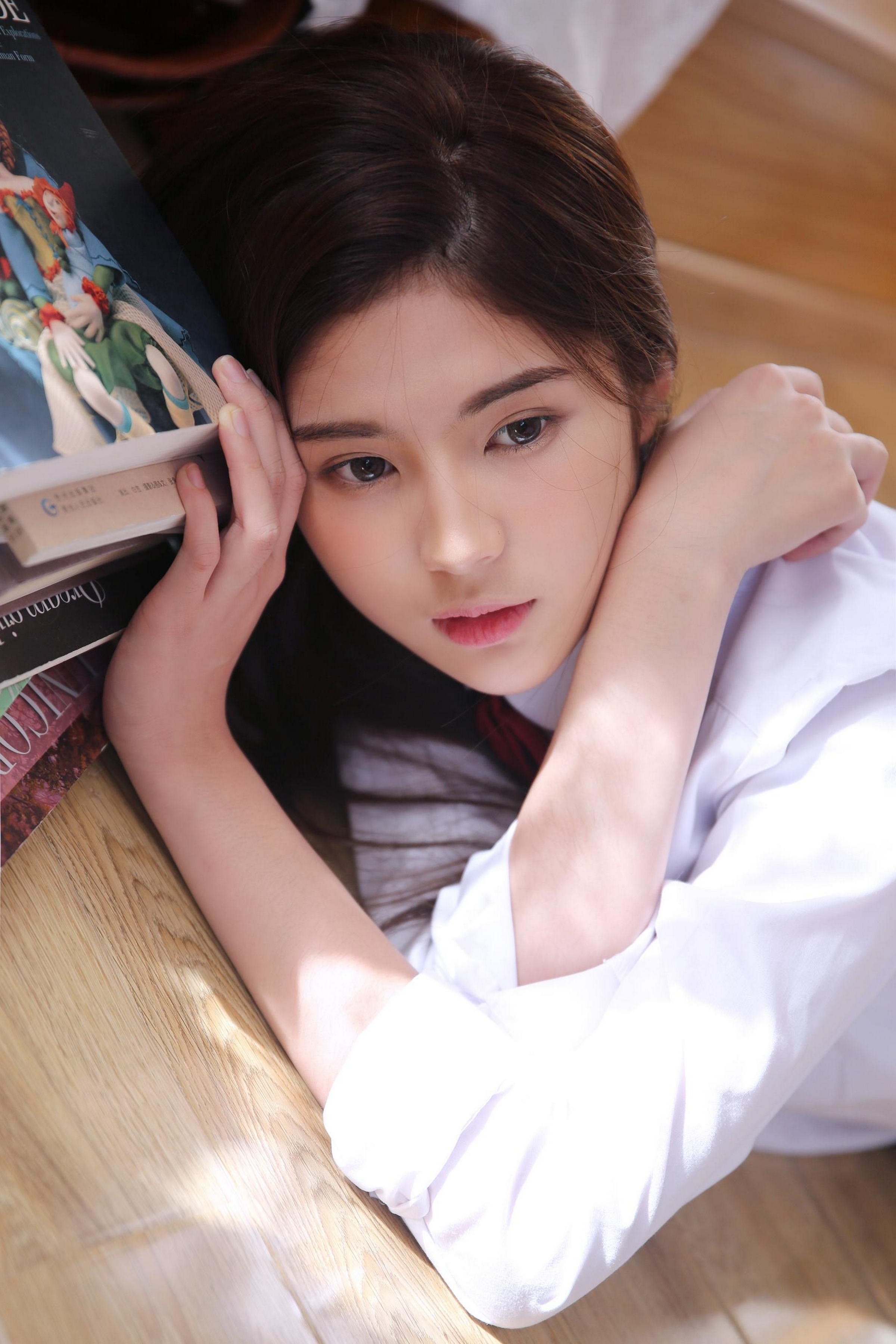 [YALAYI雅拉伊]2022.05.09 小饼干 白嫩少女 蓝色JK制服与橙色吊带连衣裙性感写真集第4张