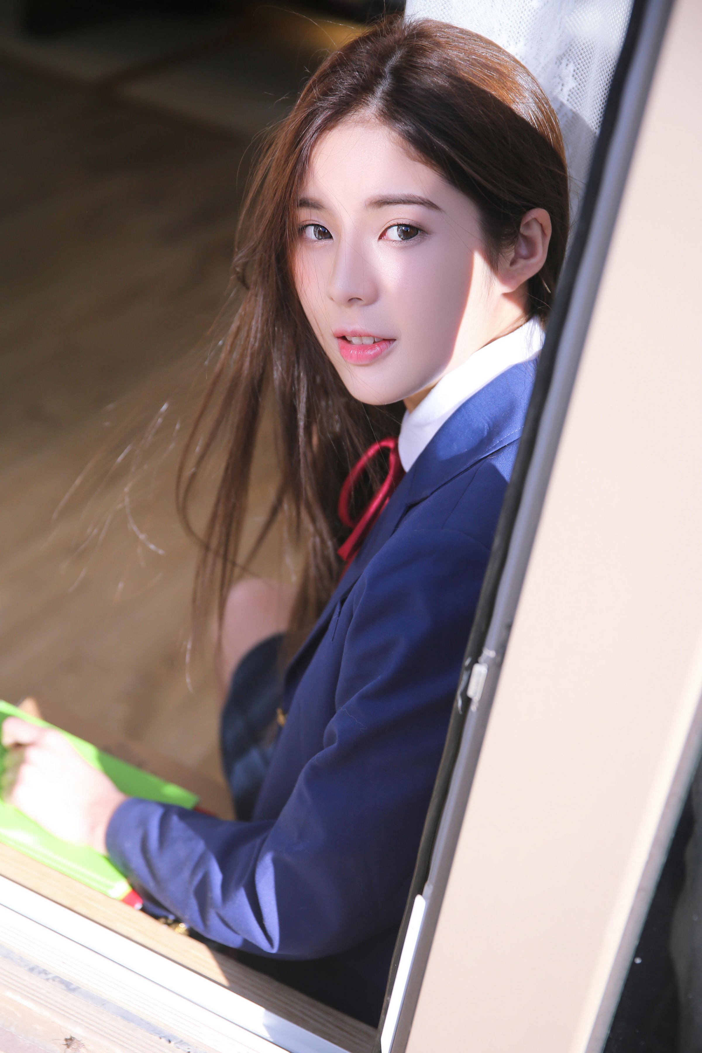 [YALAYI雅拉伊]2022.05.09 小饼干 白嫩少女 蓝色JK制服与橙色吊带连衣裙性感写真集第2张