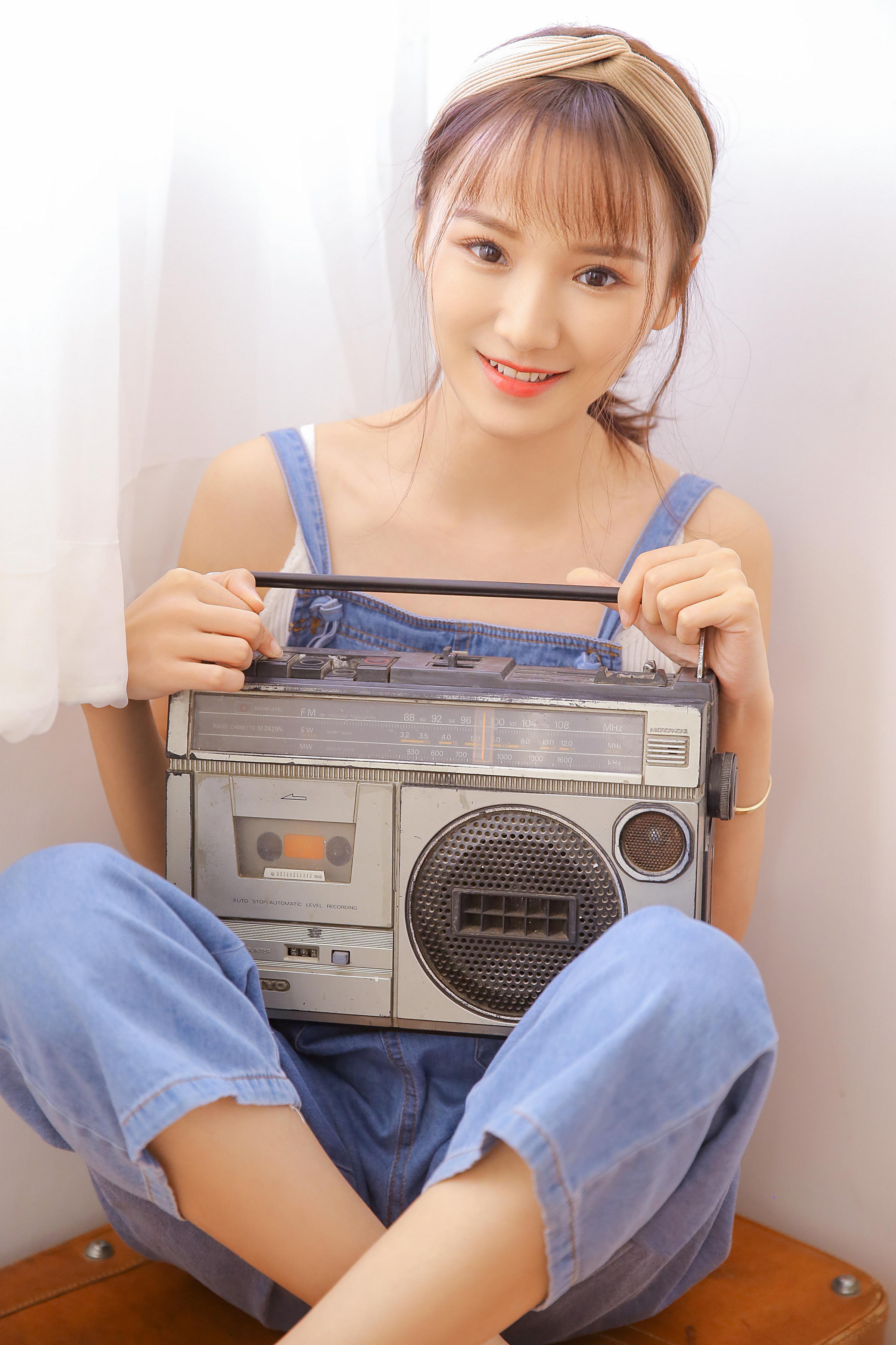 [YALAYI雅拉伊]2022.05.20 飒爽女生 灰色背带牛仔裤加白色性感小背心清纯写真集第3张