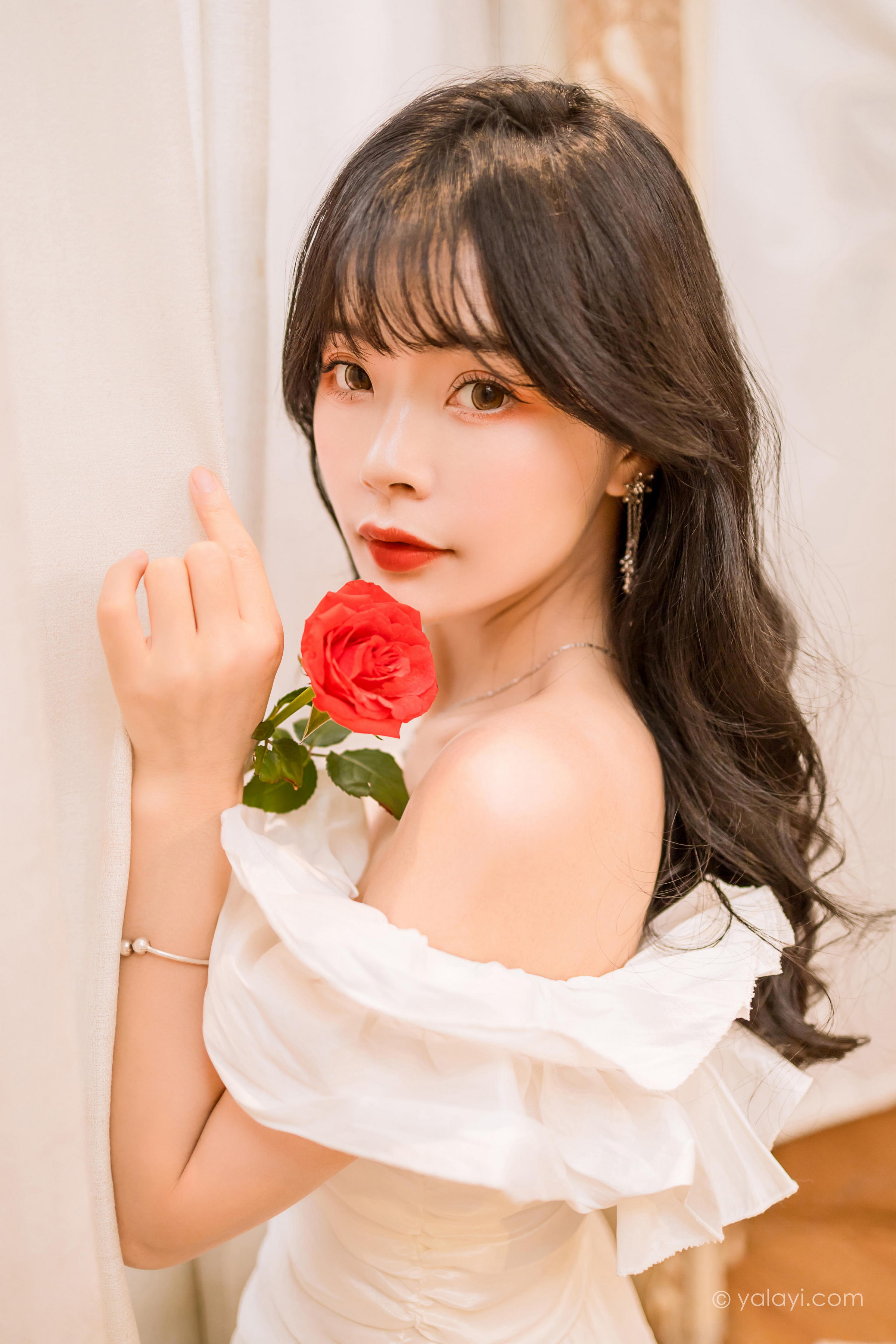 [YALAYI雅拉伊]2023.02.17 你是我的情人 程小蝶 白色抹胸连衣裙居家性感写真集第4张