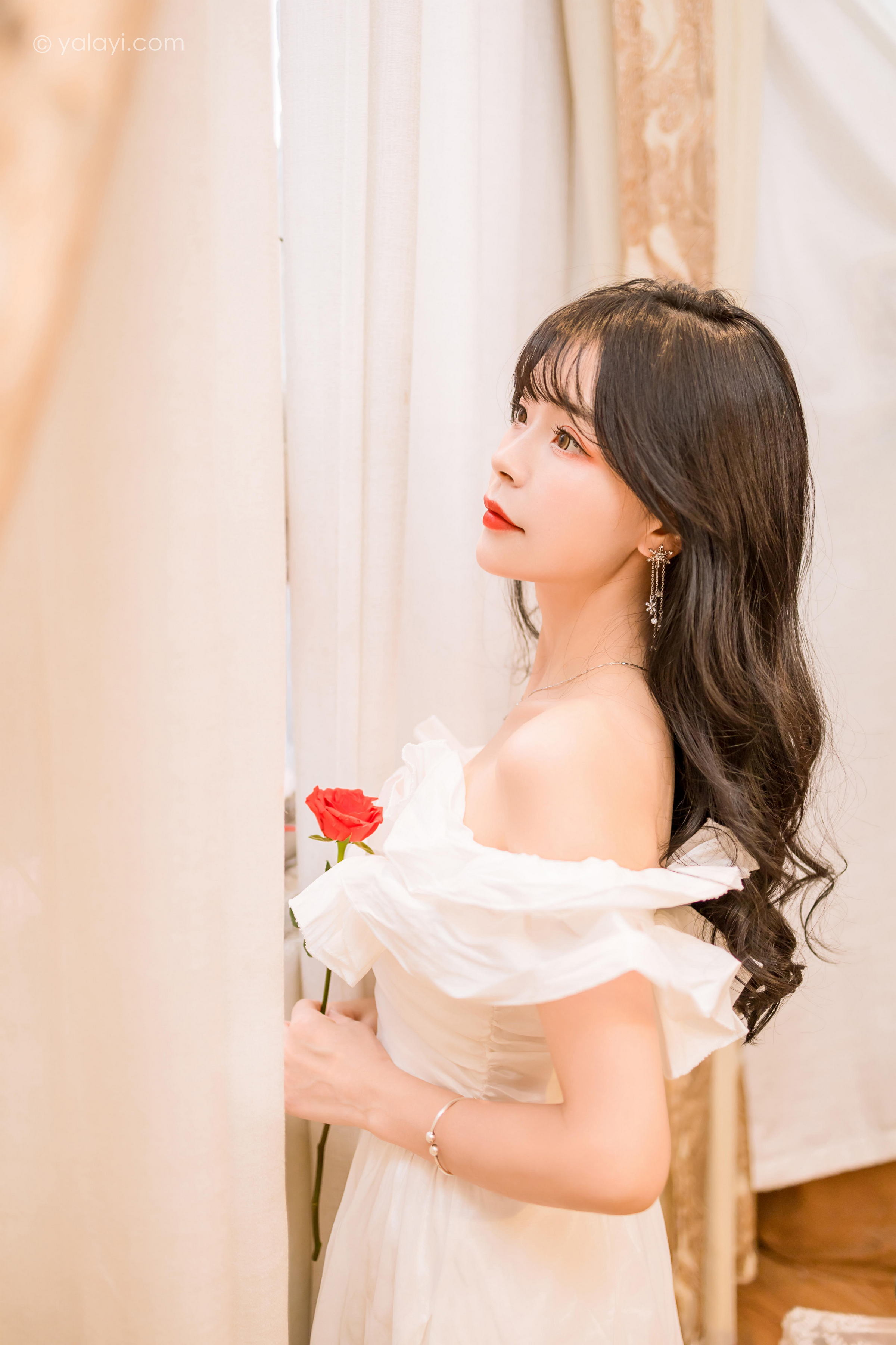 [YALAYI雅拉伊]2023.02.17 你是我的情人 程小蝶 白色抹胸连衣裙居家性感写真集第5张