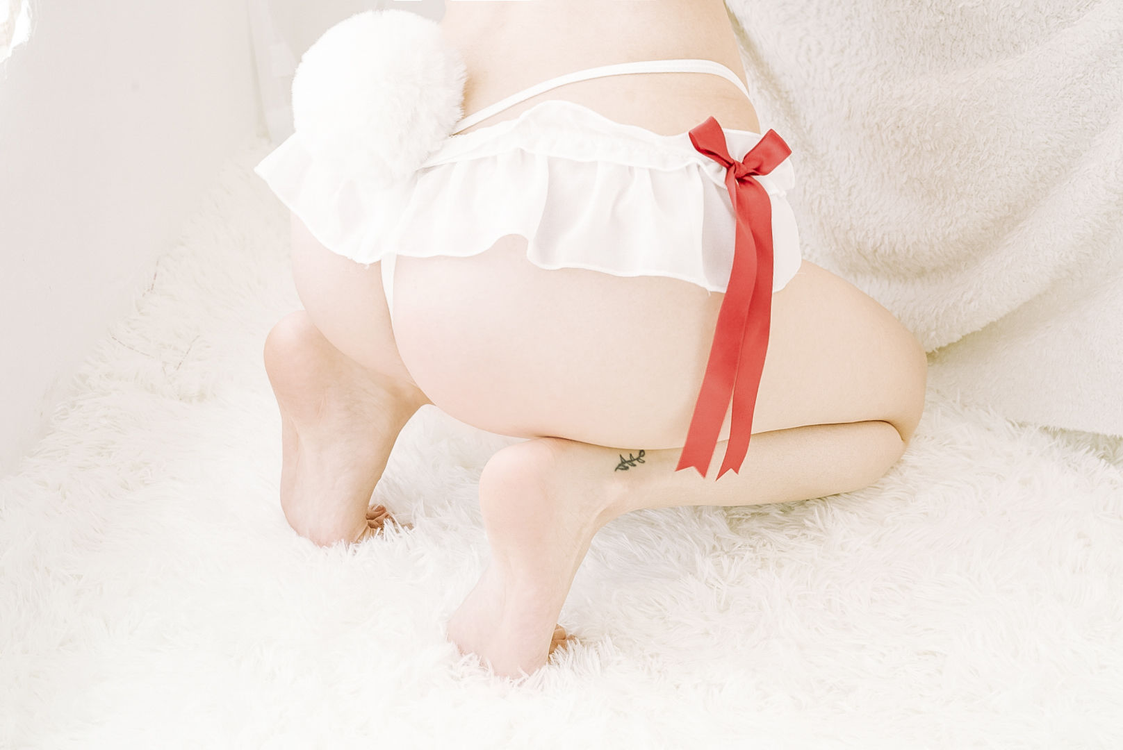 [网红COSER写真] 萌妹子眼酱大魔王w - 裸足女仆第3张