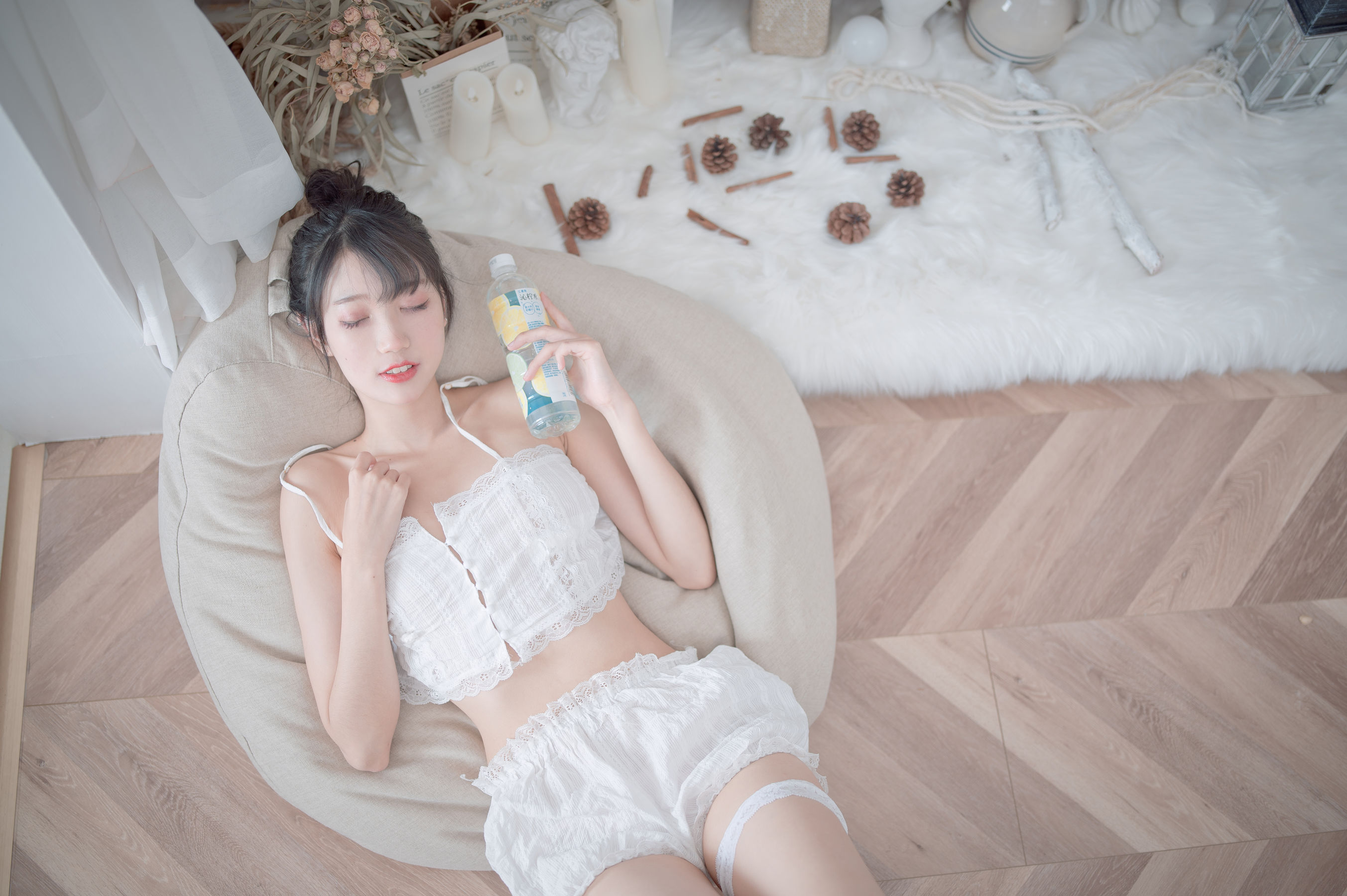 [COS福利] 周叽是可爱兔兔 - 白色睡衣第8张