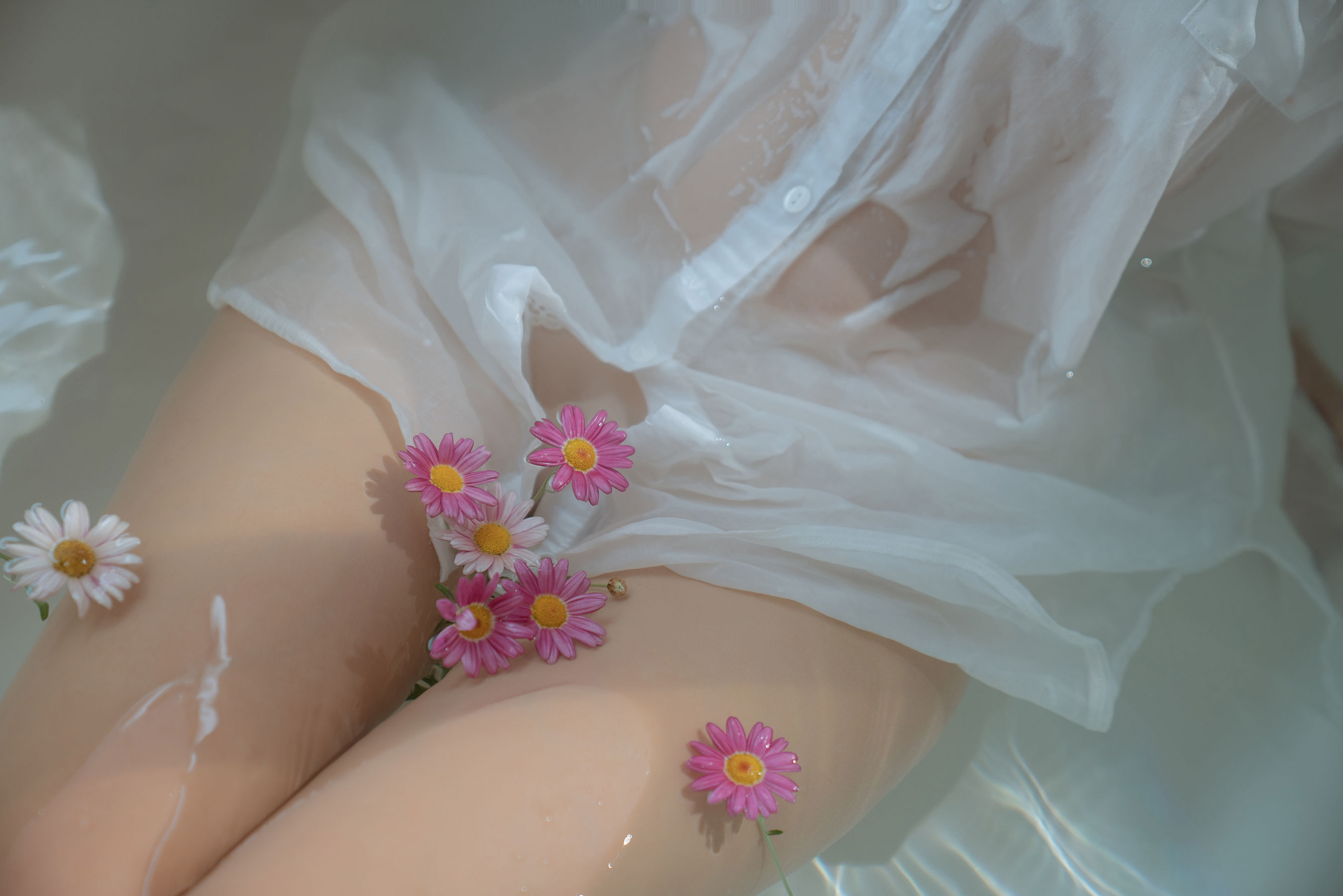 [COS福利] 阳光美少女萌芽儿o0 - 浴缸第13张