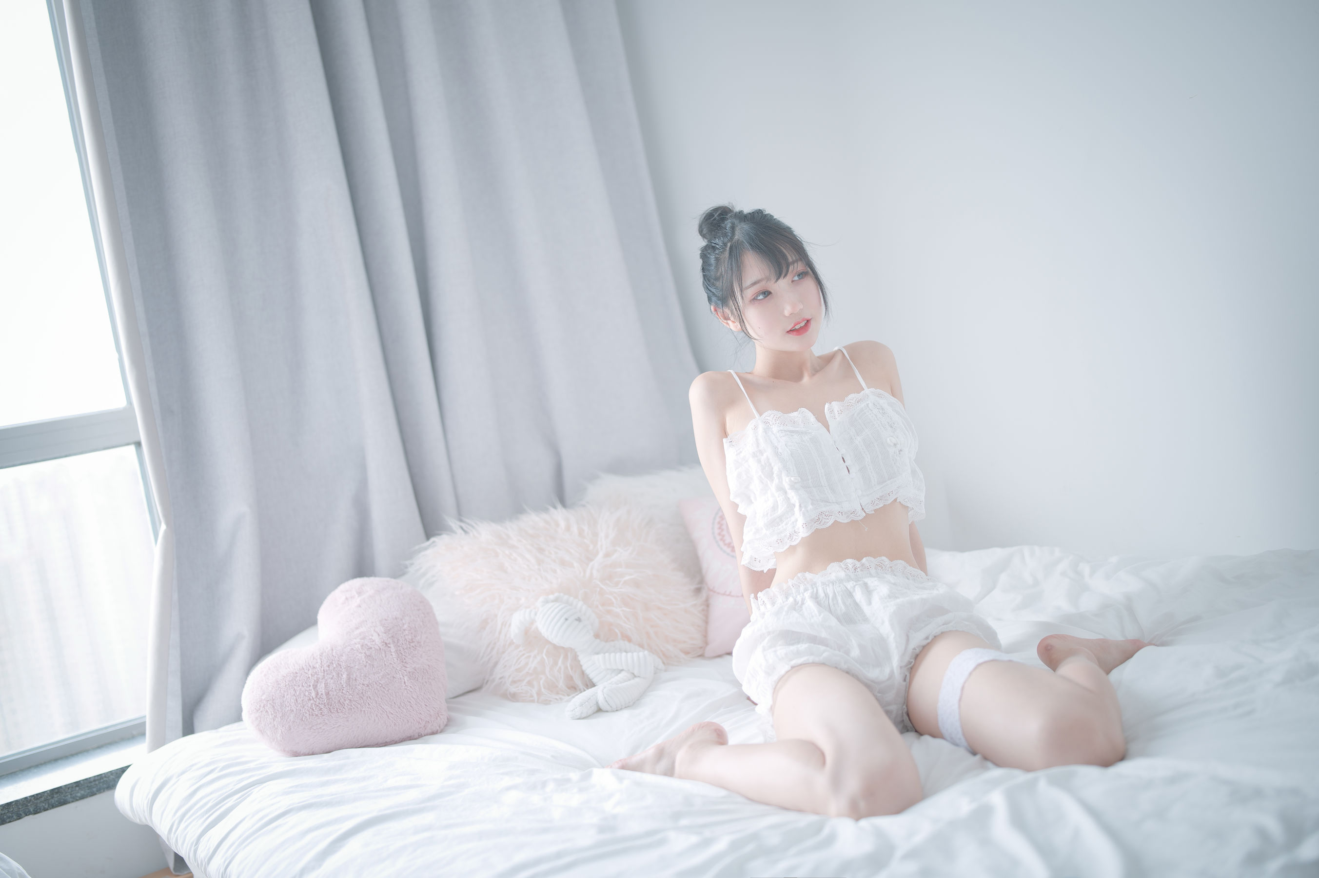 [COS福利] 周叽是可爱兔兔 - 白色睡衣第5张