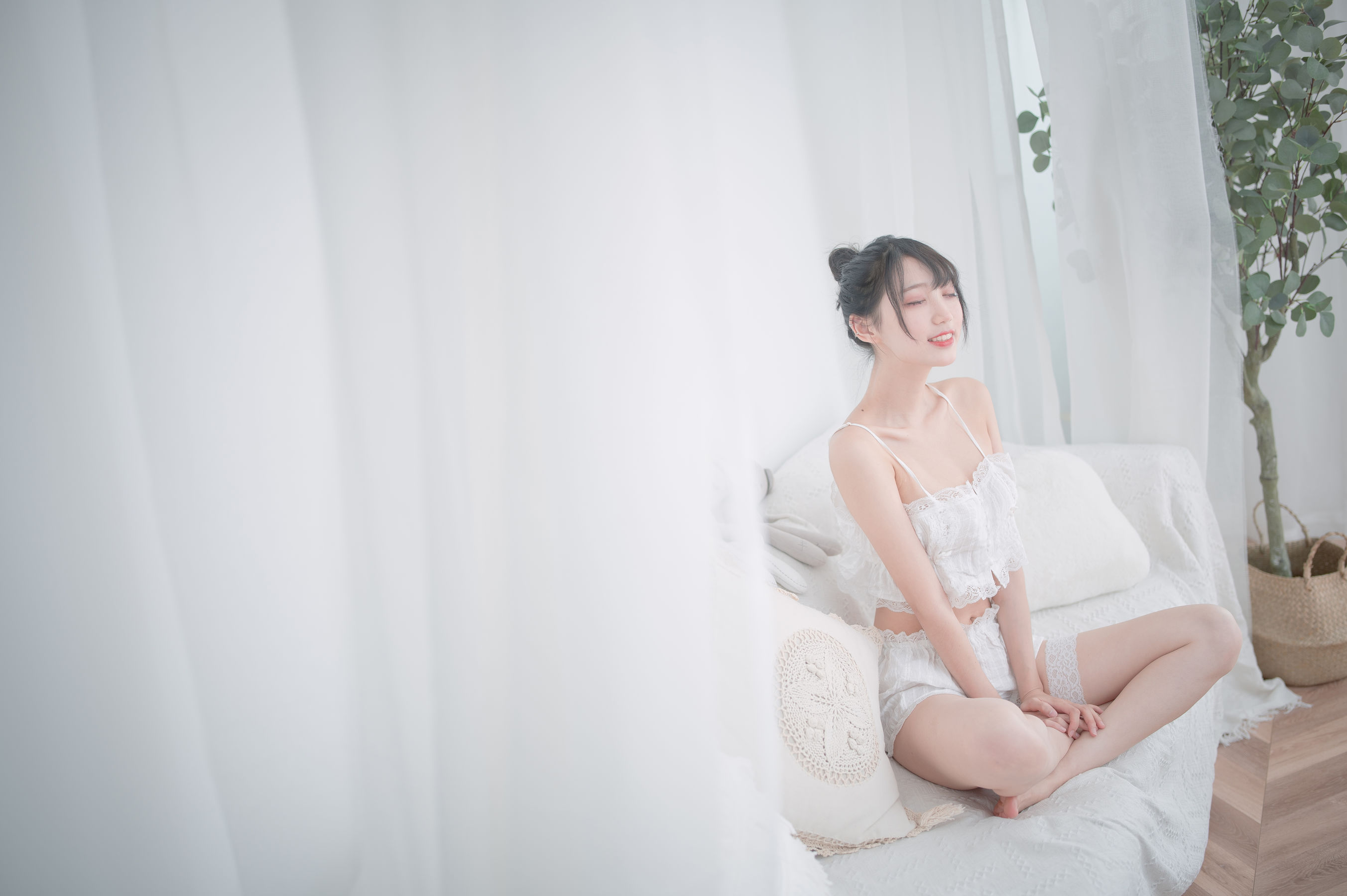 [COS福利] 周叽是可爱兔兔 - 白色睡衣第3张