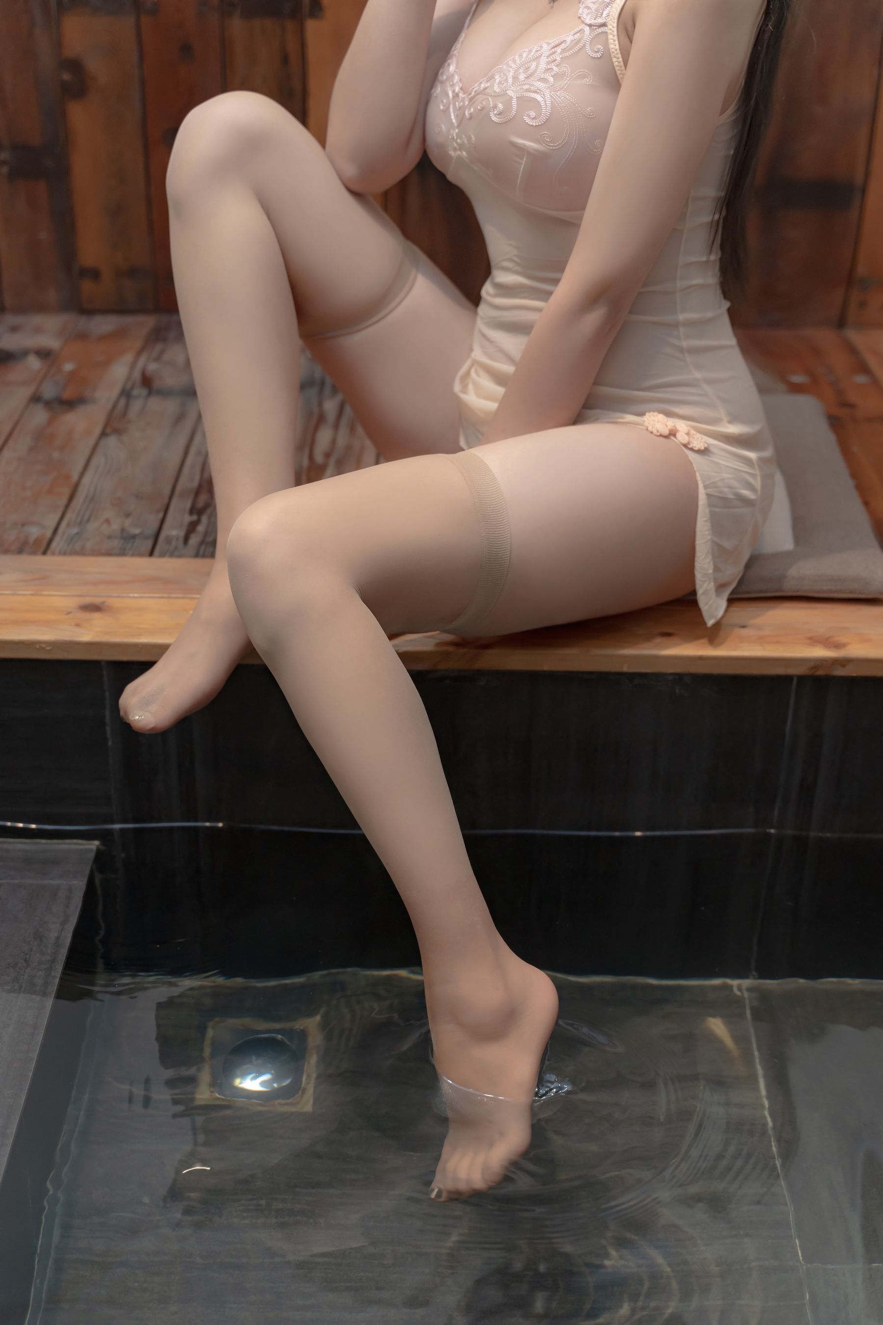 [COS福利] 斗鱼米线线sama写真 - 温泉第13张