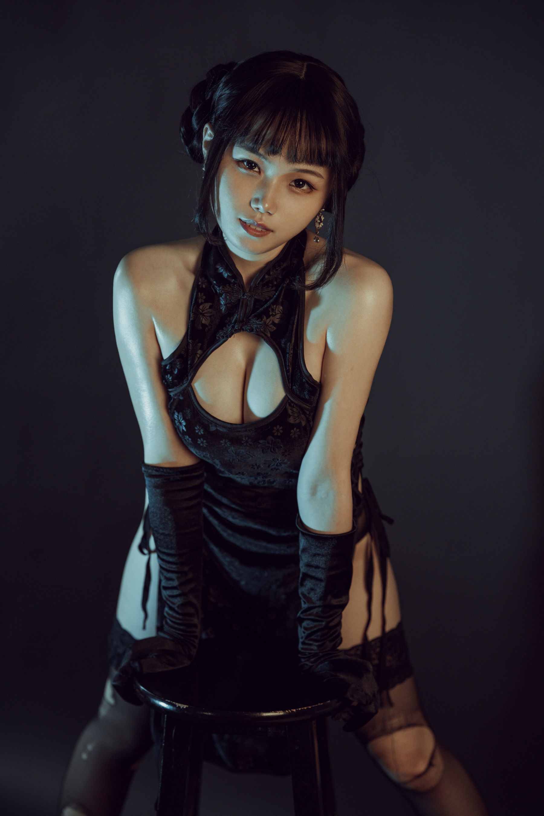 [网红COSER] 七月喵子 - 黑旗袍第12张