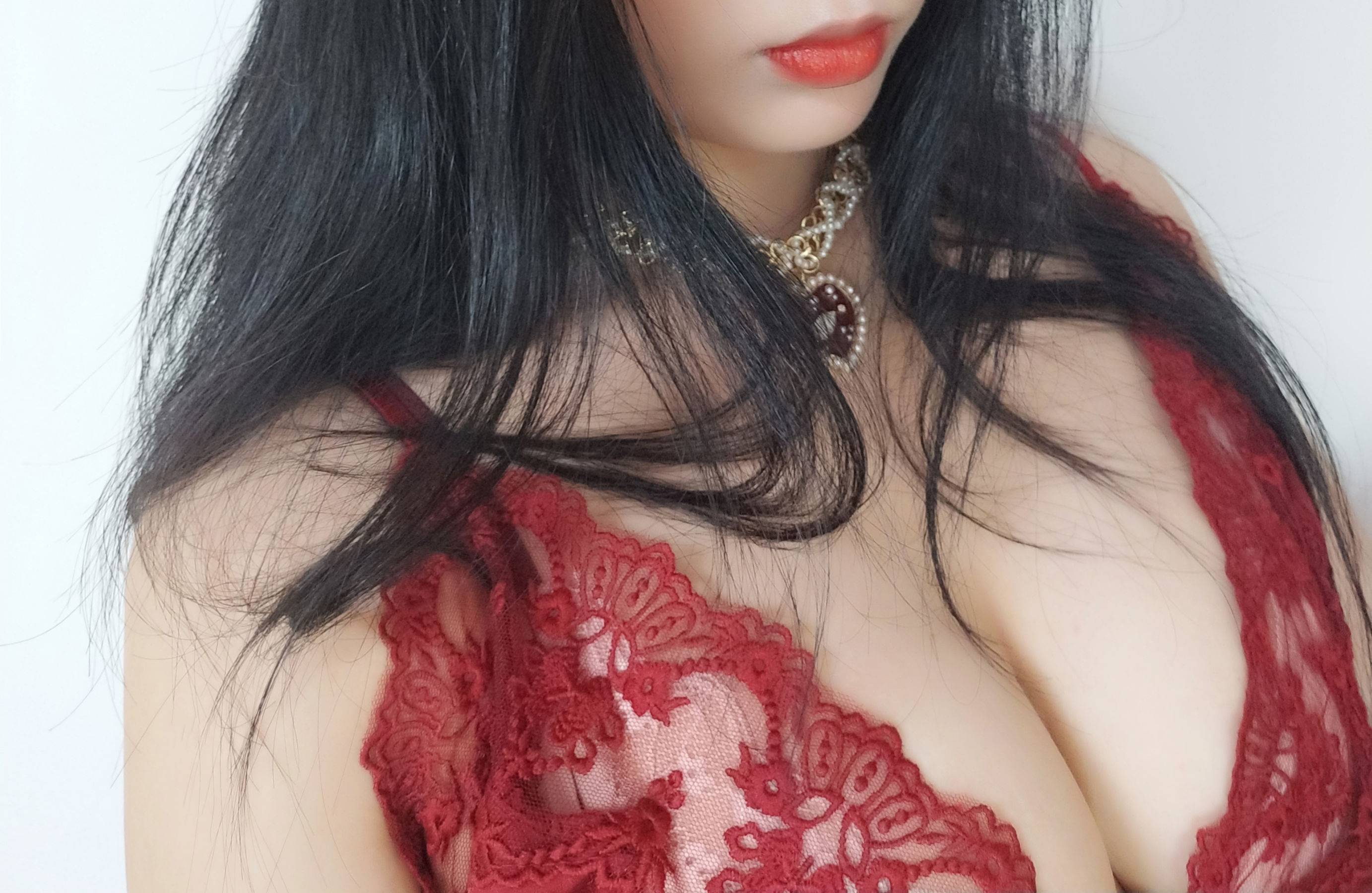 [福利COS] 轩萧学姐 - 酒红色睡衣第1张