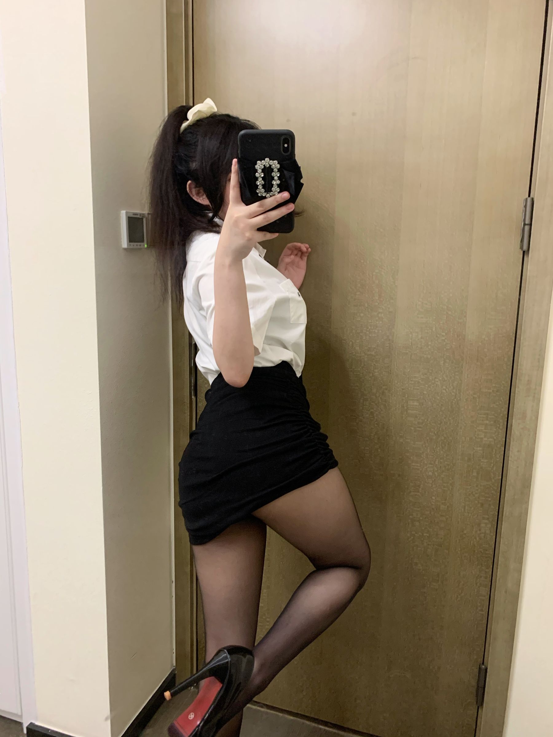 [福利COS] 蜜桃少女是依酱呀 - 刚入职的新人第8张