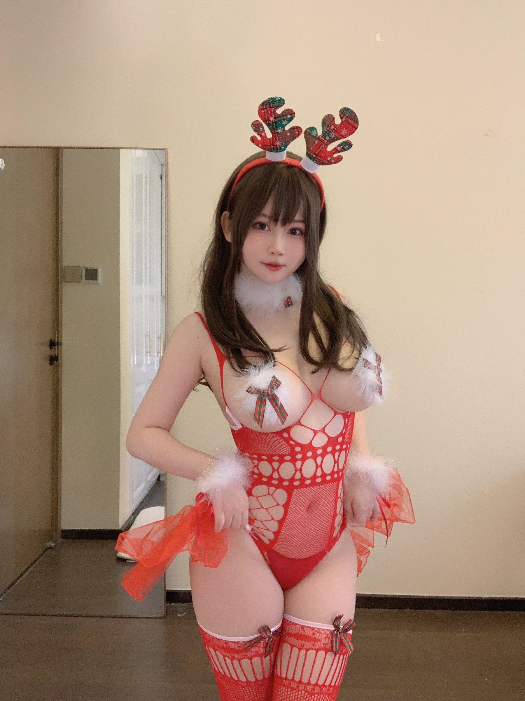 [网红COS] 蜜桃少女是依酱呀 - 2021圣诞特辑第16张