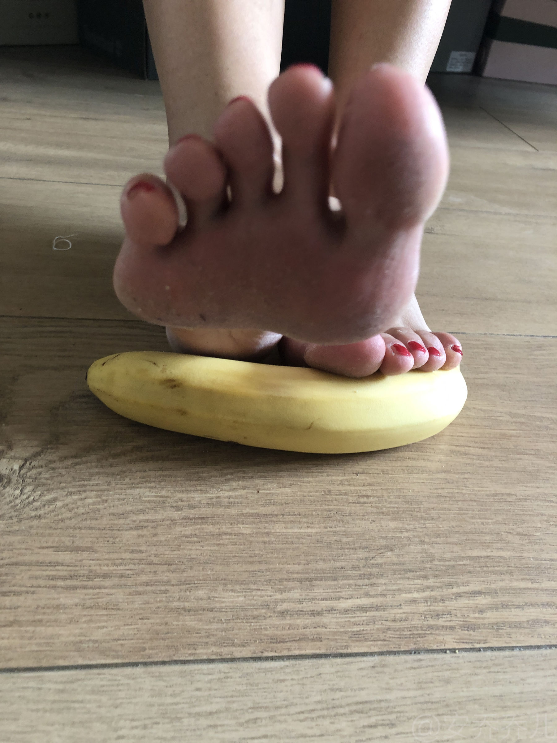 [福利COS] 安乔乔儿(Nia乔乔) No.009 踩香蕉第5张