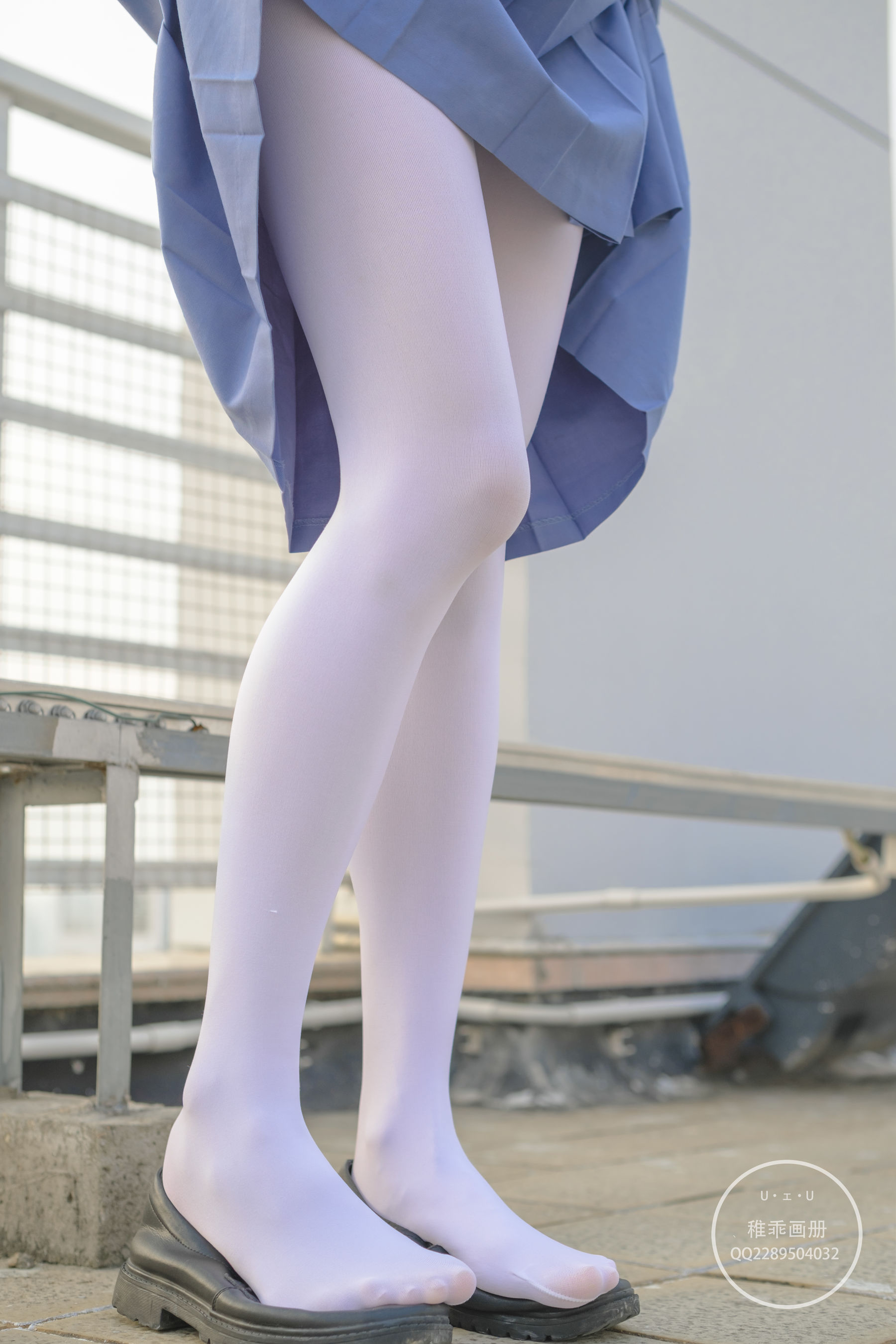 [福利COS] 柴系小乖(稚乖画册) - 夜夜 天台真空80D白丝第12张