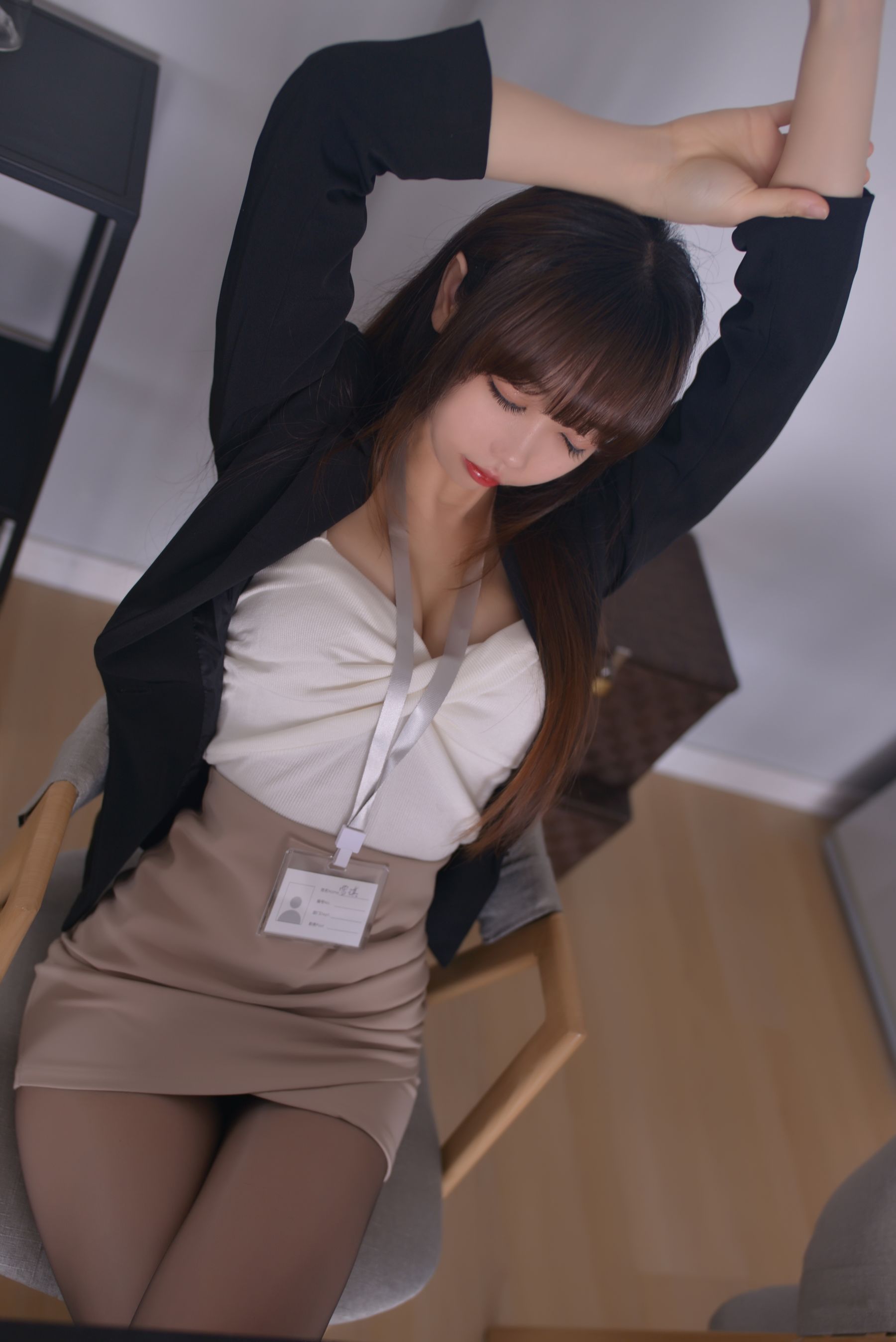 [福利COS] Cos小姐姐雪琪 - OL后辈出差第一天第3张