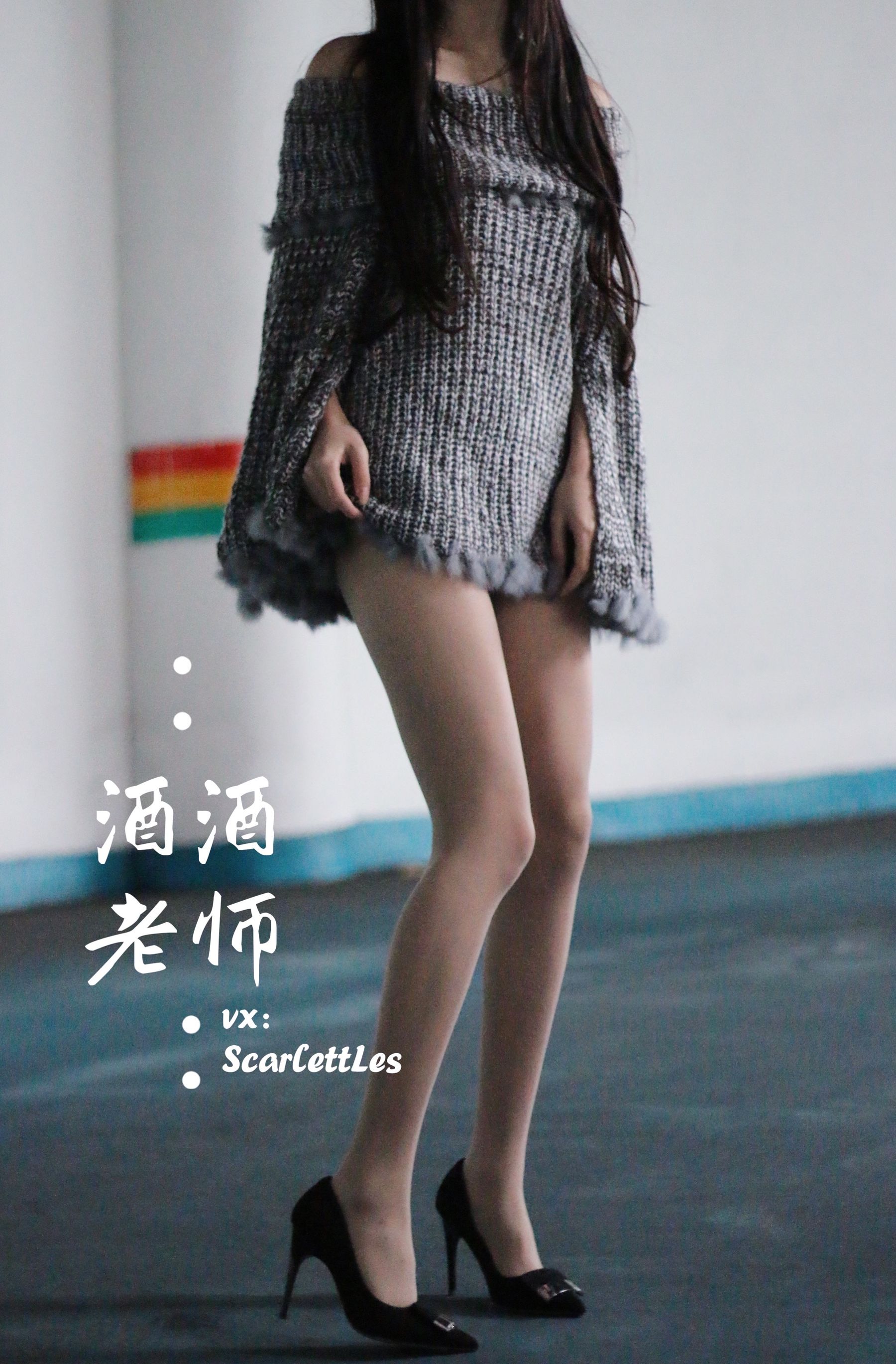 [福利COS] 酒酒老师 - 停车场里的超短裙第11张