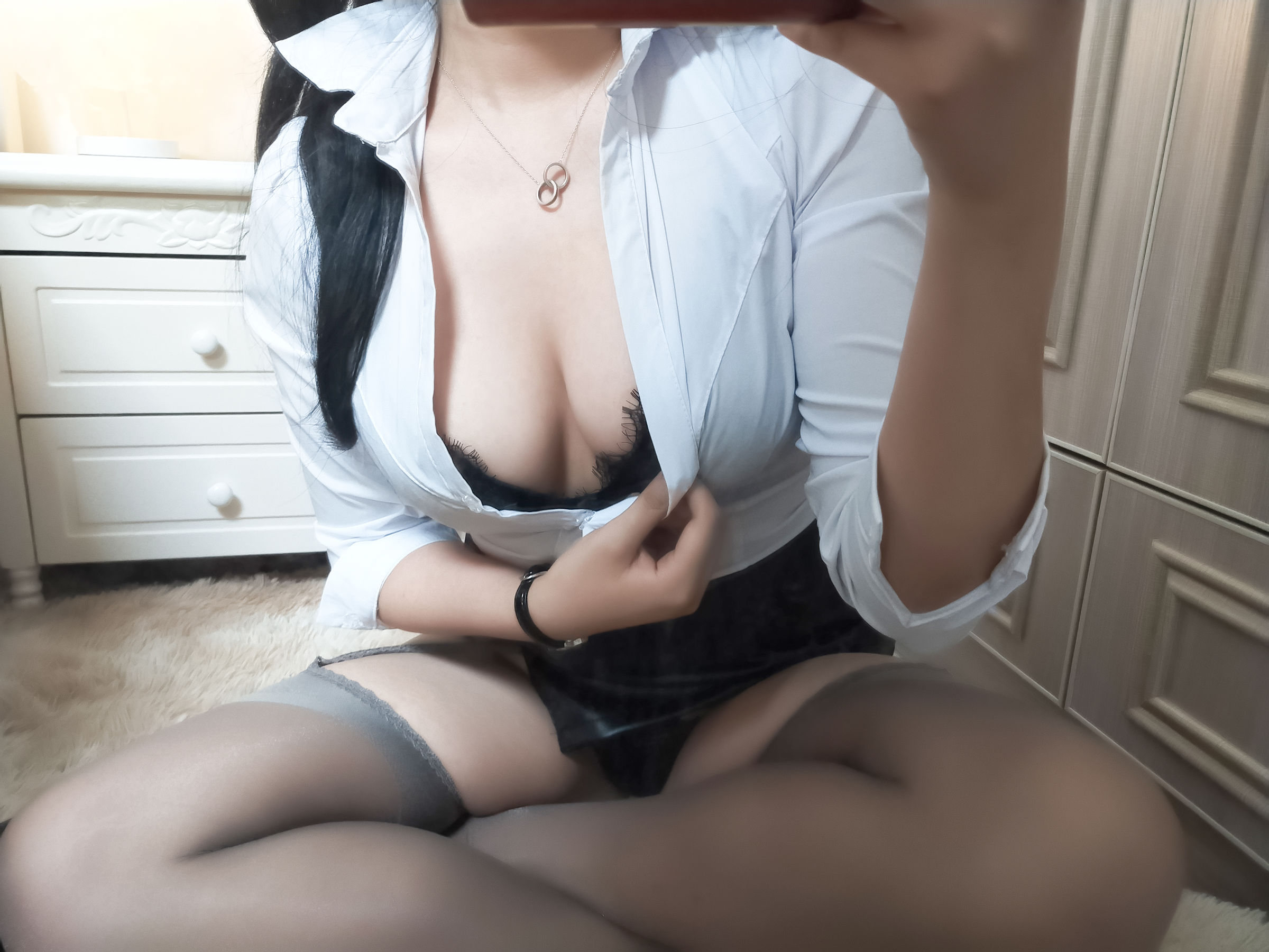 [福利COS] 轩萧学姐 - 灰丝吊带OL第7张