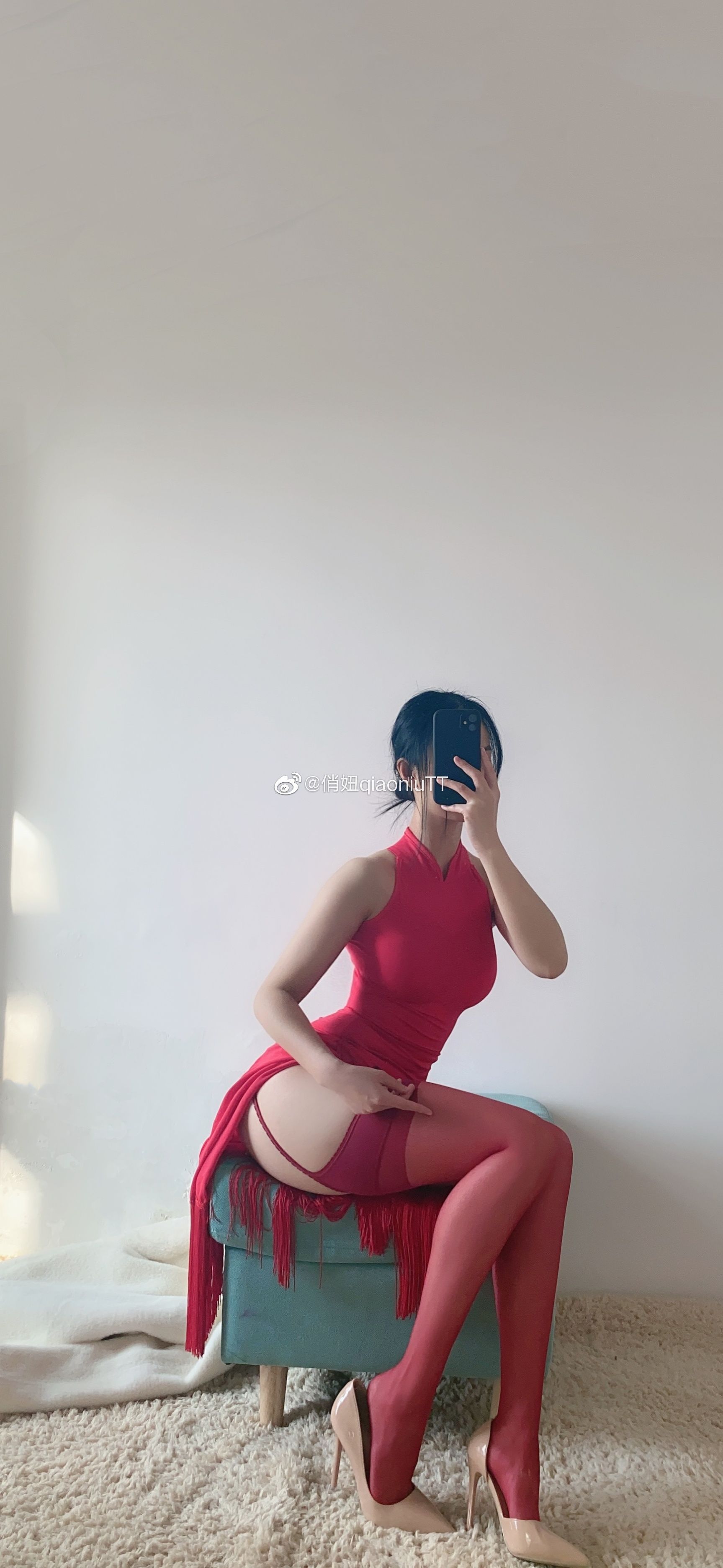 [福利COS] 俏妞qiaoniuTT - 丝袜长腿翘臀 视图合集第35张