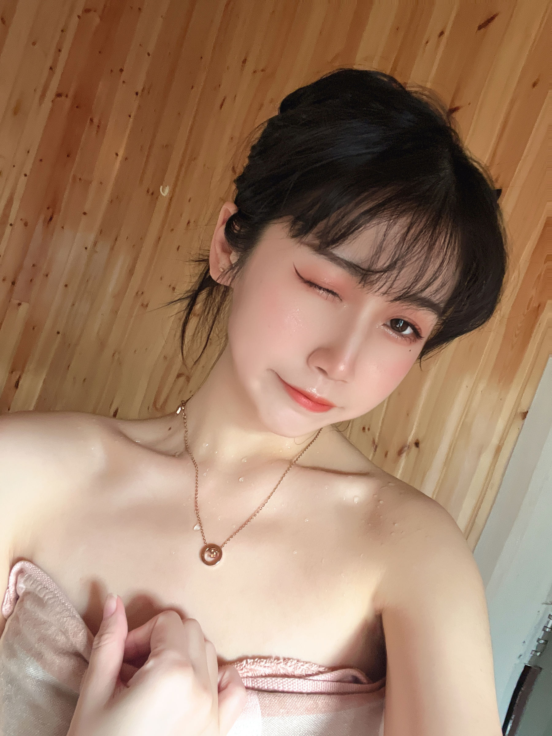 [福利COS] 微博人气Coser不呆猫 - 霸气红色人妻第21张