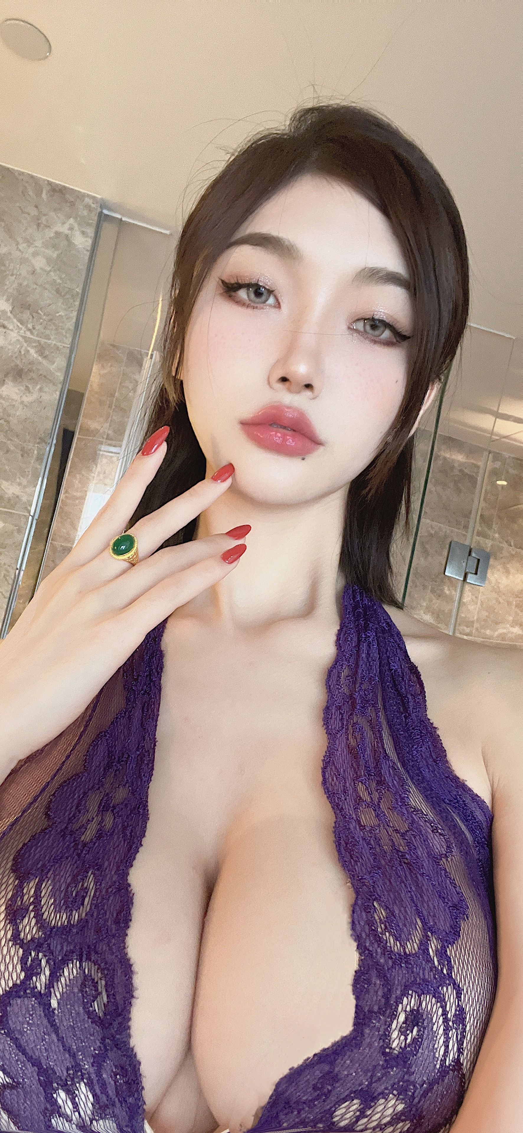 [福利COS] 脸红Dearie - 紫色情趣连体衣第1张