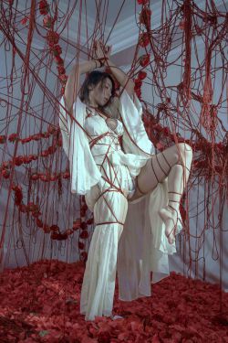 [福利COS] 云溪溪 - 奶桃 囚鸟