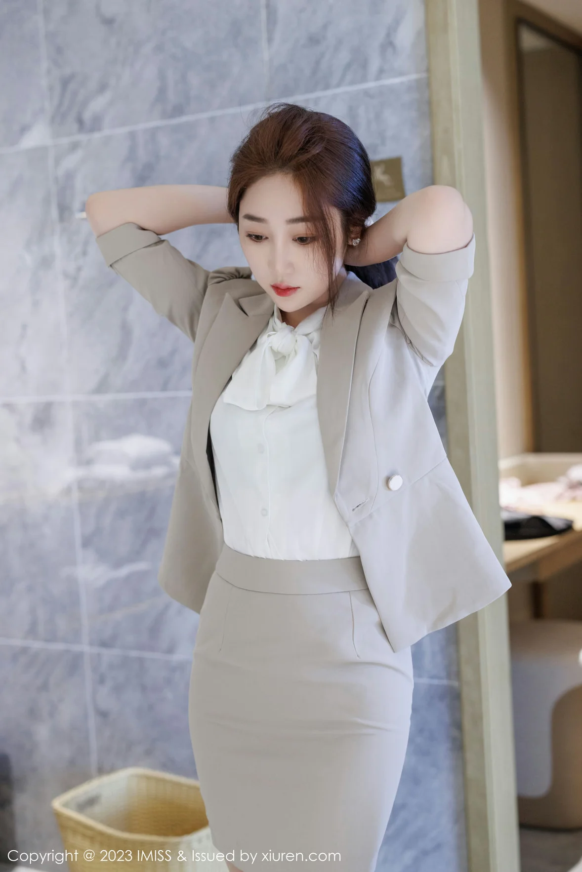  爱蜜社 Vol.735 九月生__ 灰色职业装性感写真 [58P]第11张