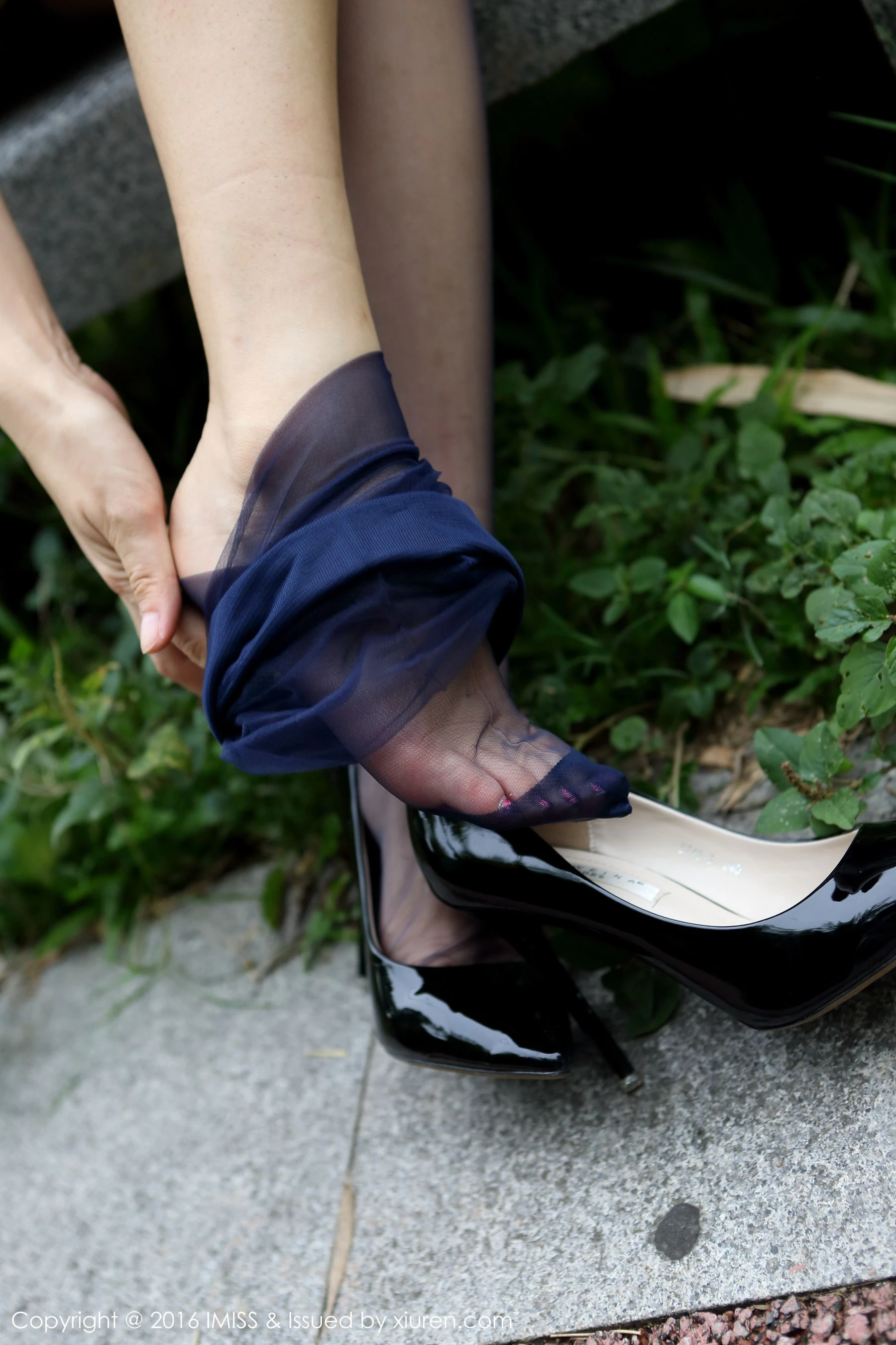 Winki丝姬《OL丝袜美腿街拍+旗袍丝袜系列》 爱蜜社IMiss Vol.098第26张