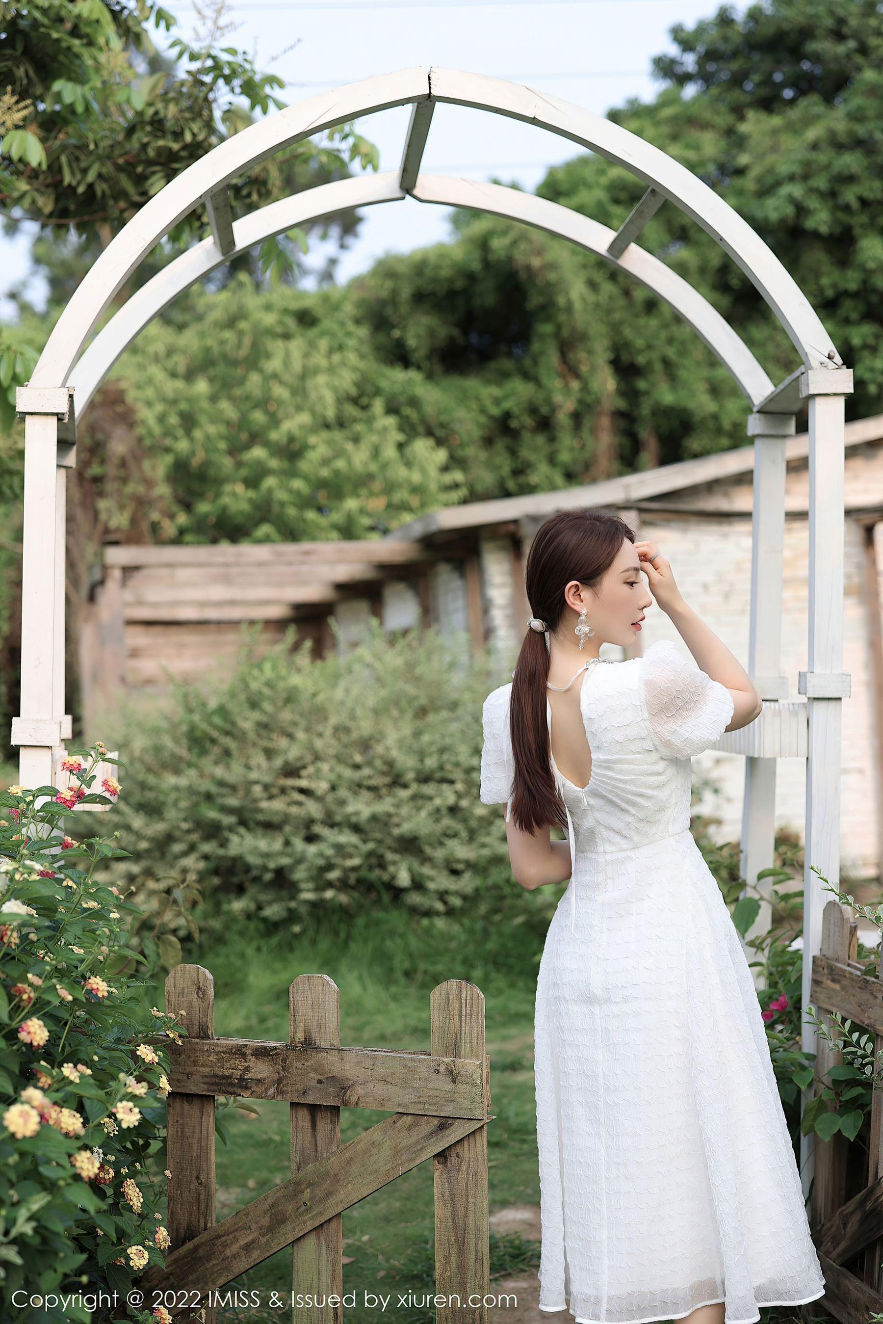  爱蜜社 VOL.682 Lynn刘奕宁 户外美腿第3张