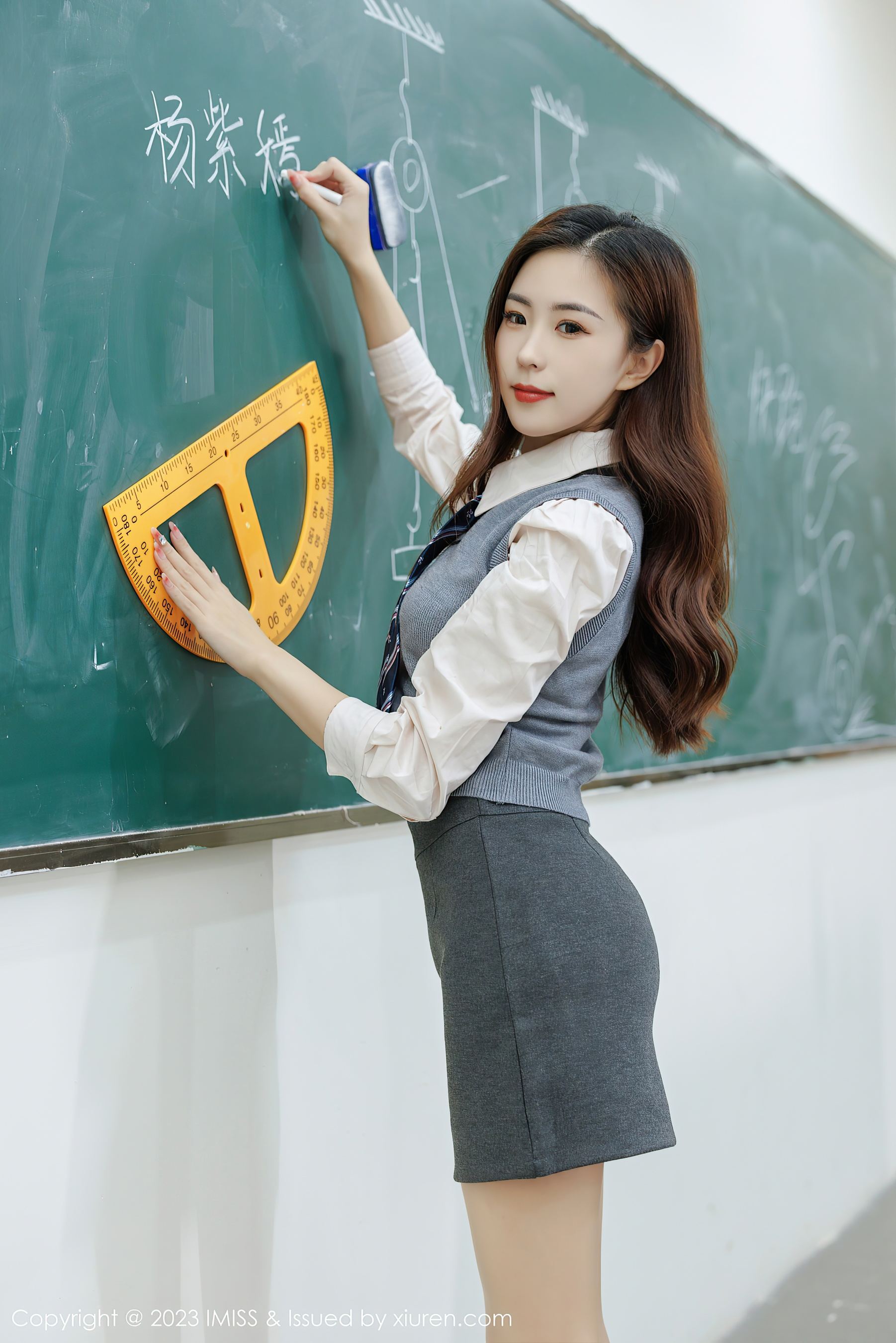  爱蜜社 VOL.730 杨紫嫣candy 短裙美腿第15张