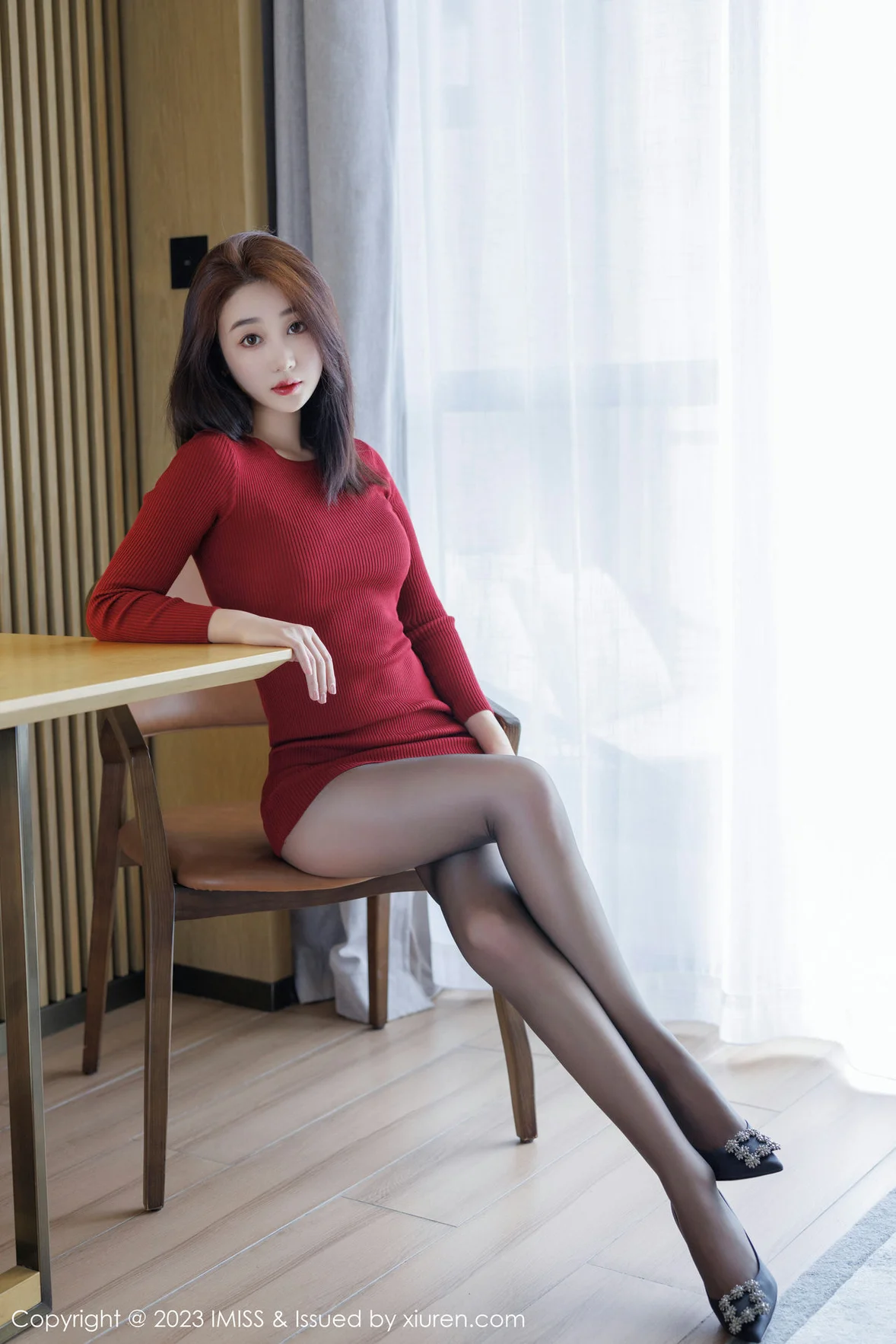  爱蜜社 Vol.738 九月生__ 红色连衣短裙性感写真 [46P]第1张