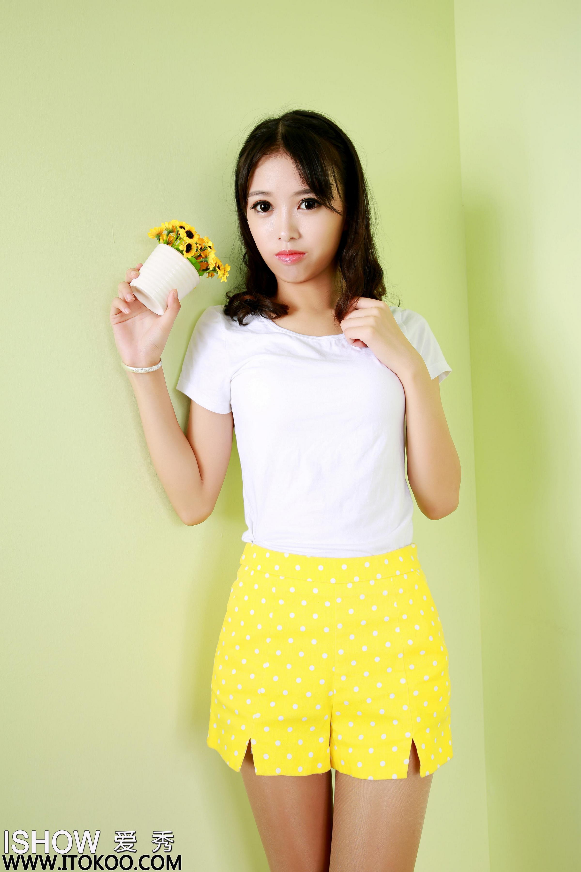 [ISHOW爱秀]白色短袖加黄色短裤美女 馨雅Adela 肉丝美腿与金色高跟性感写真 2015-09-10 No.007第3张