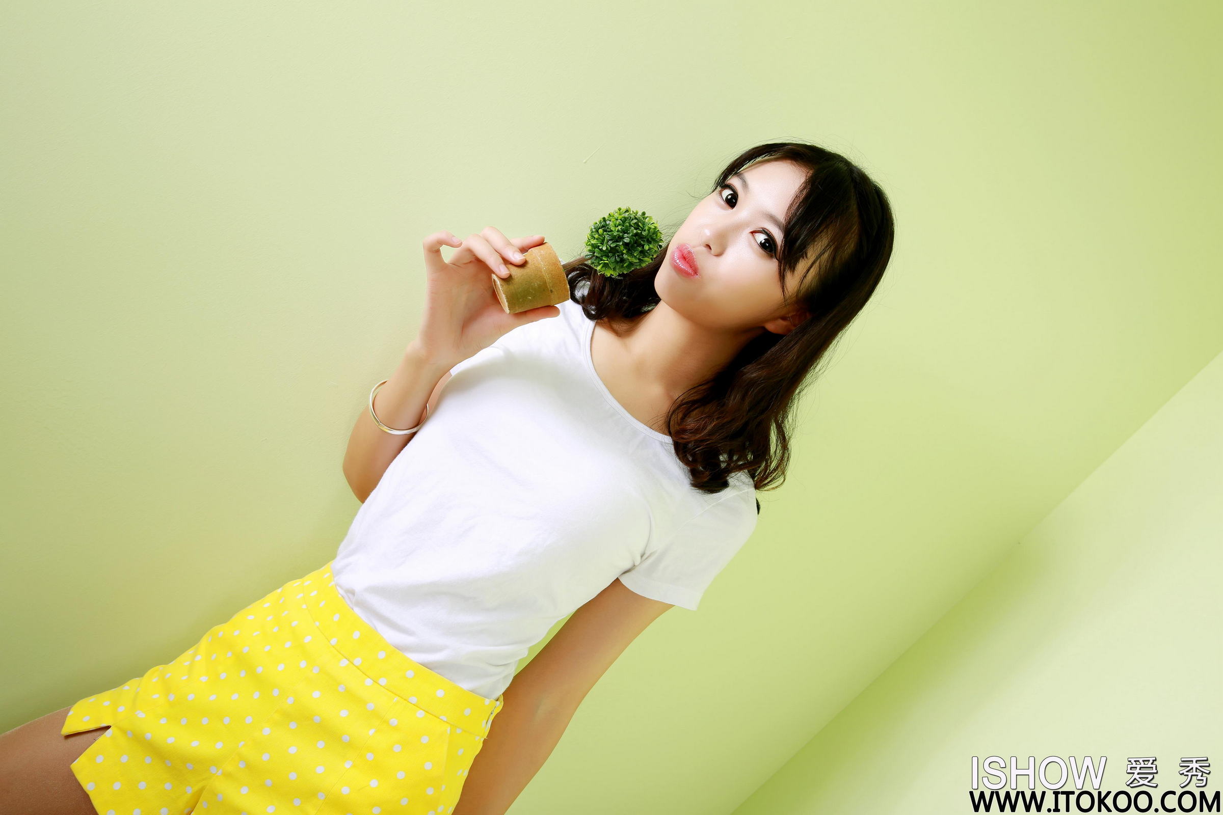 [ISHOW爱秀]白色短袖加黄色短裤美女 馨雅Adela 肉丝美腿与金色高跟性感写真 2015-09-10 No.007第3张