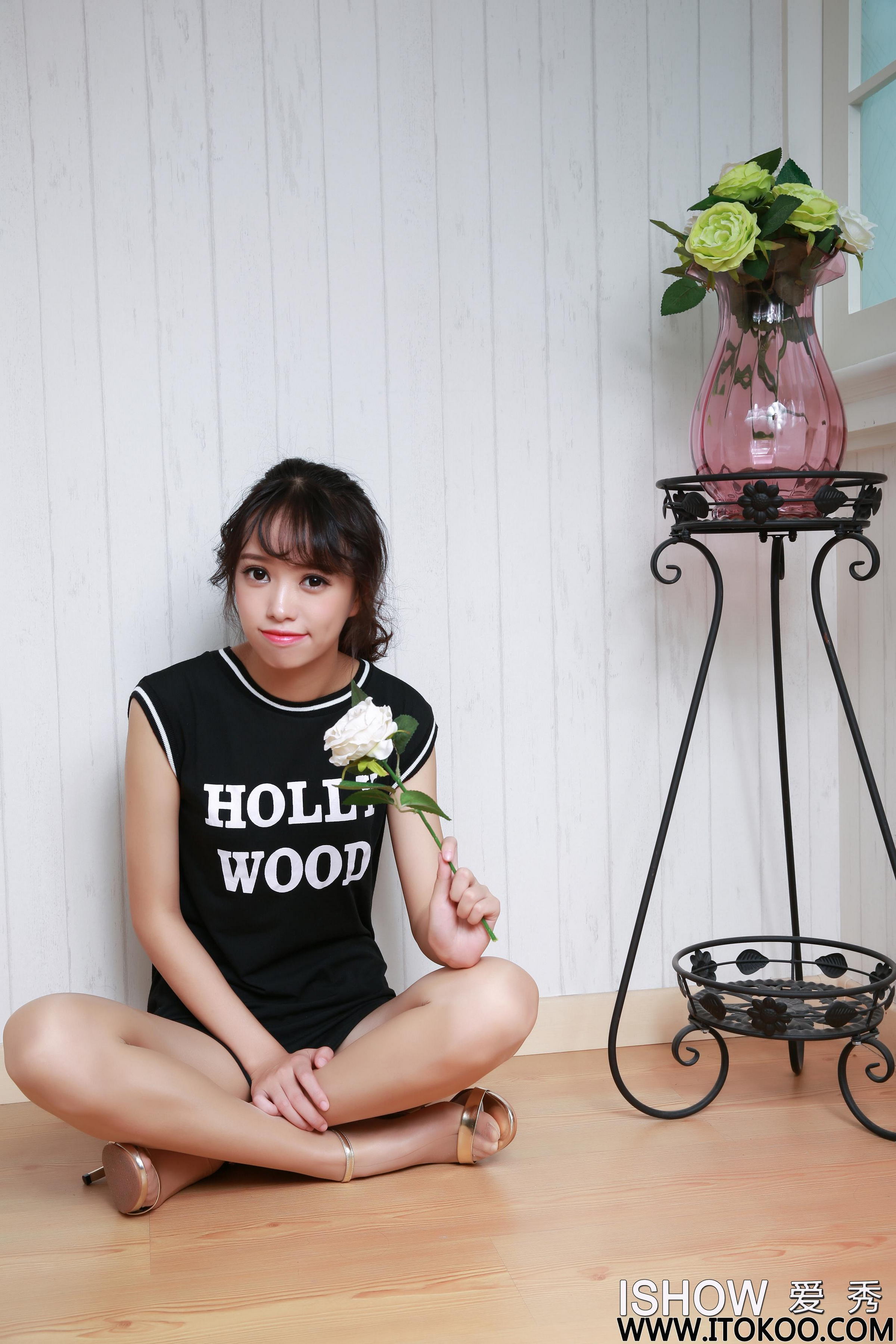 [ISHOW爱秀]黑色宽松T恤美女 馨雅Adela 肉丝美腿与灰色高跟性感写真 2016-06-18 No.056第5张