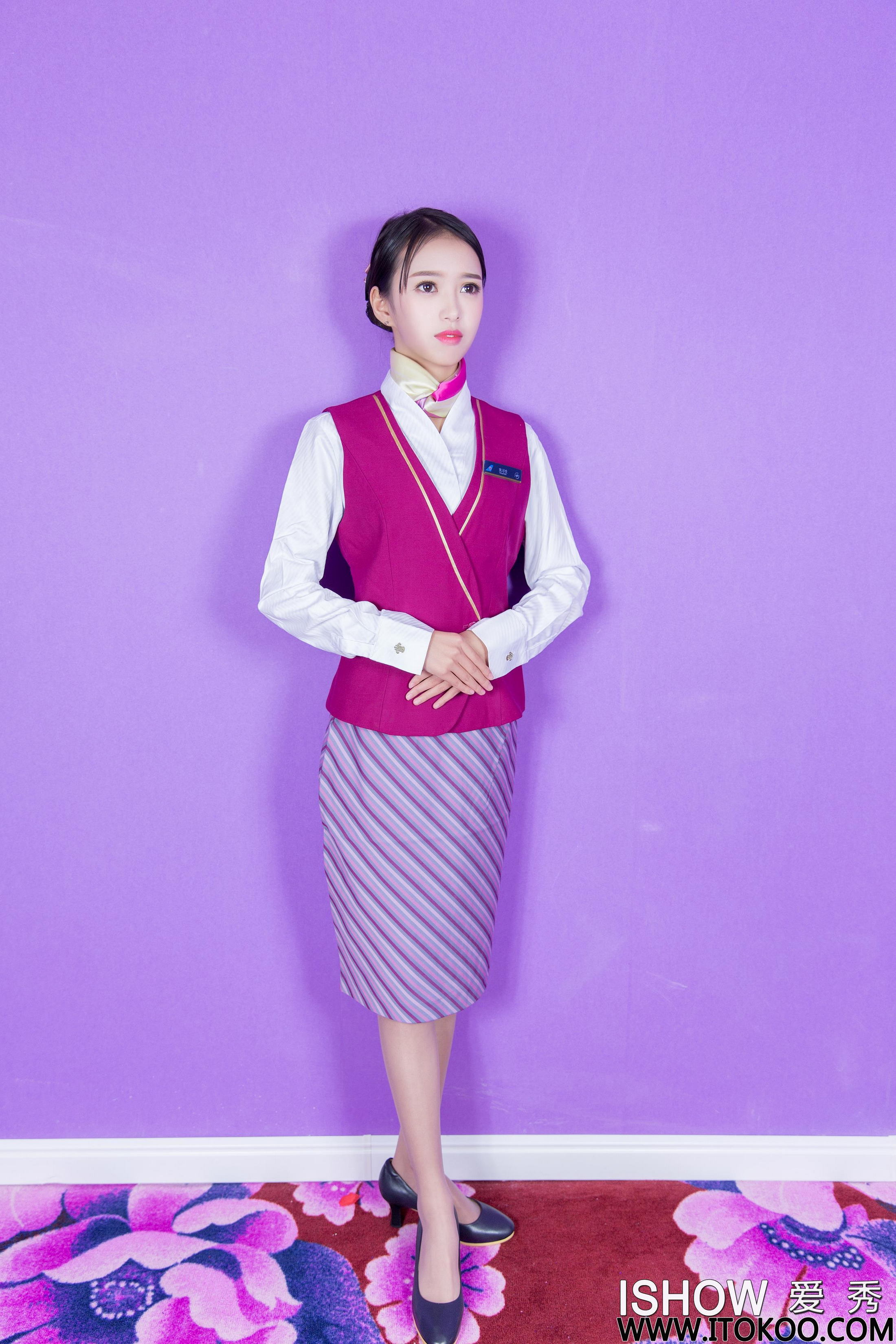 [ISHOW爱秀]2017-03-11 NO.092 性感空姐 馨雅Adela 红色制服与短裙加灰丝美腿私房写真集第2张