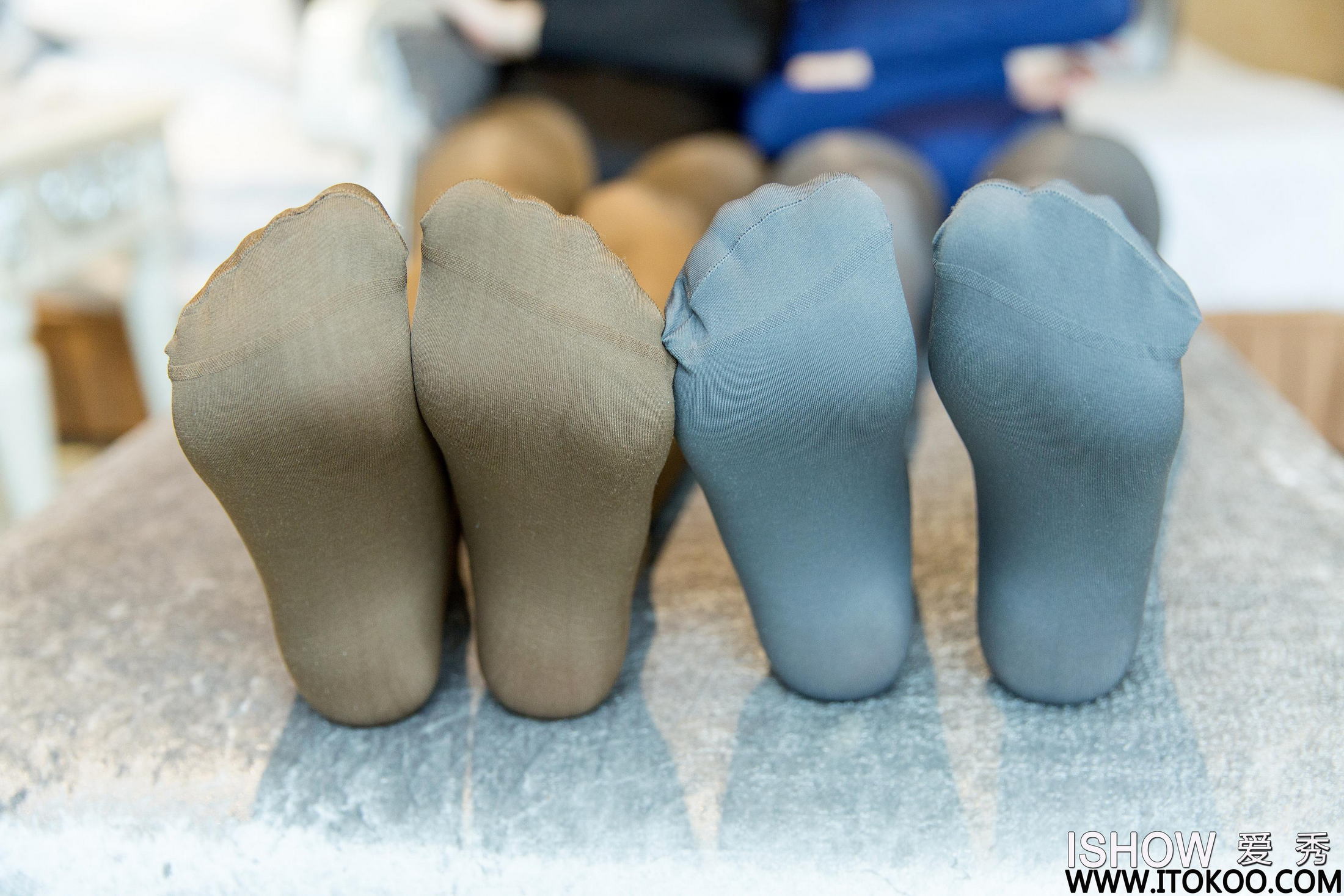 [ISHOW爱秀]2017-11-11 No.128 王雯雯 ＆ 关佳研 紫色紧身连身裙加性感丝袜美腿私房写真集第10张