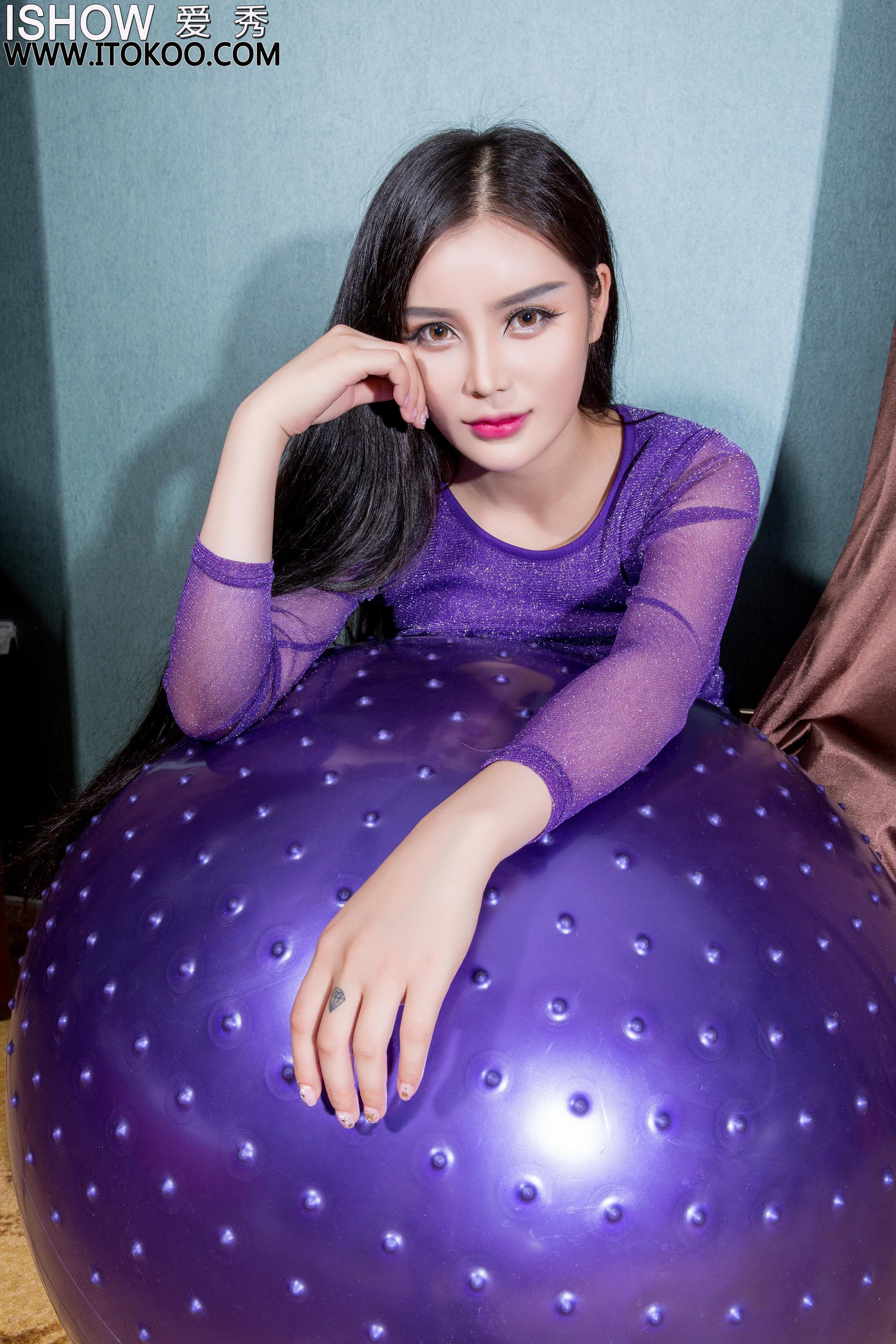 [ISHOW爱秀]NO.133 甜甜SweeTT 紫色银葱上衣与米色吊带连体内衣加肉色丝袜美腿性感私房写真集第5张