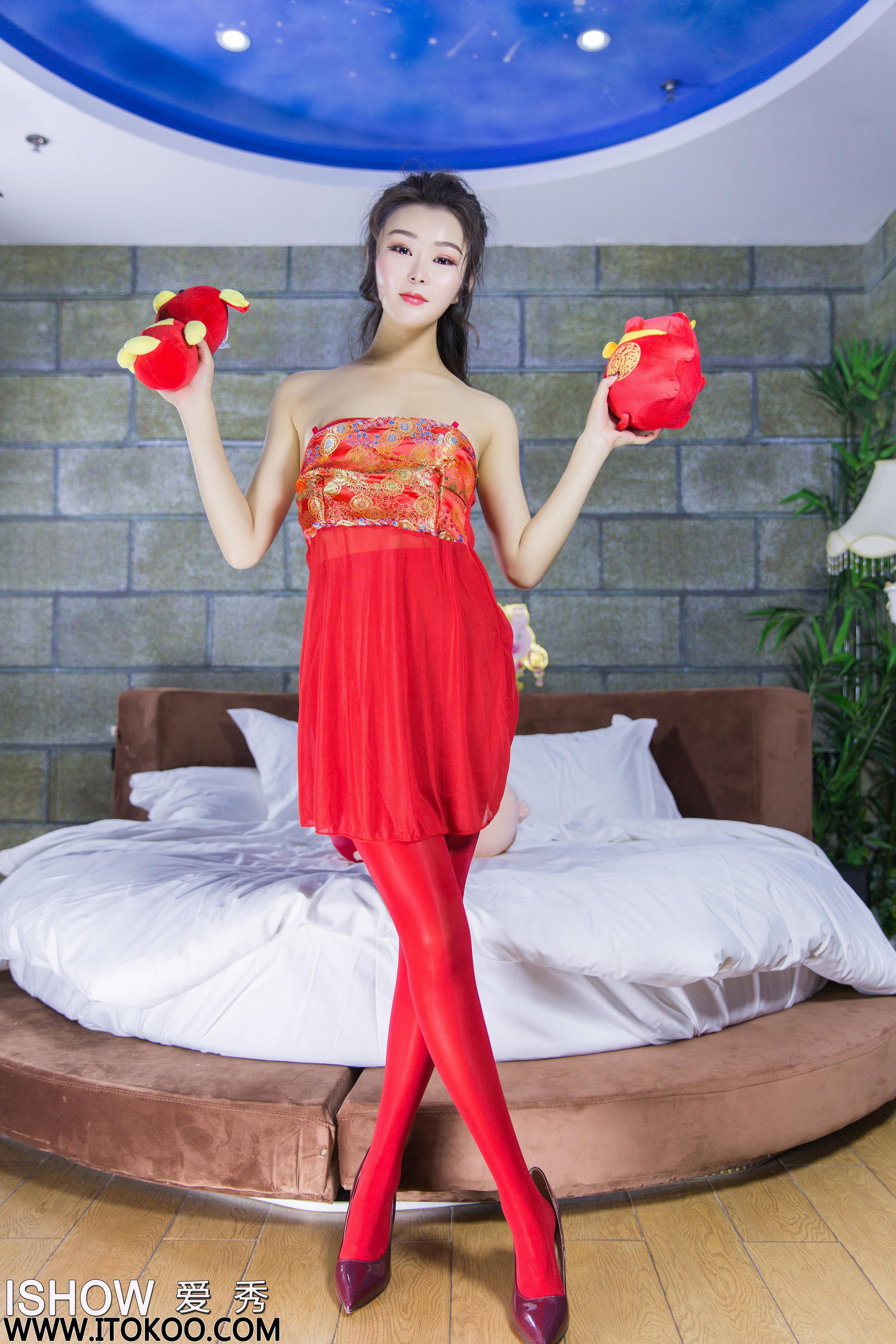 [ISHOW爱秀]NO.188 周佳妮Janiee 红色透视抹胸裙加红色丝袜美腿性感私房写真集第3张