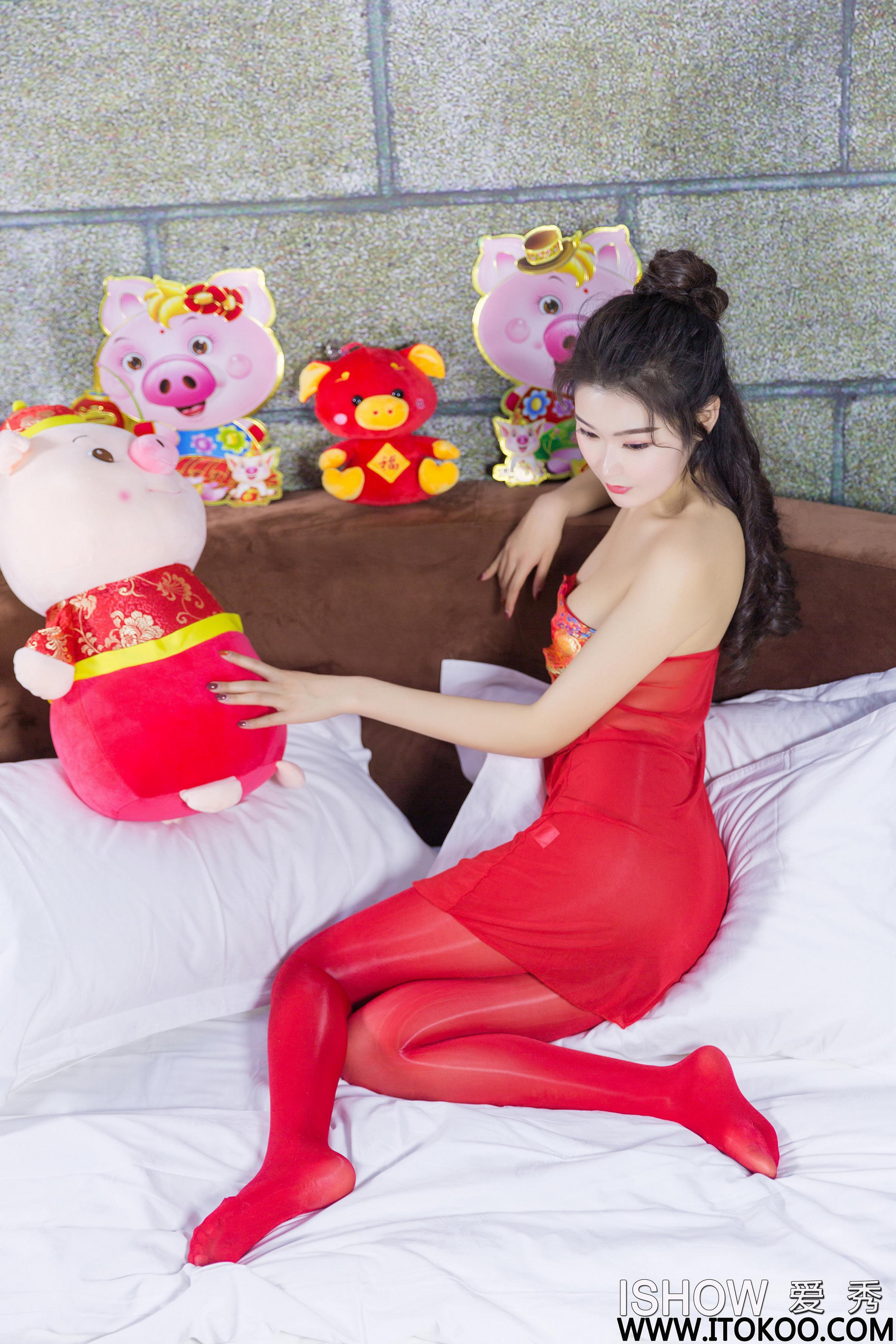 [ISHOW爱秀]NO.188 周佳妮Janiee 红色透视抹胸裙加红色丝袜美腿性感私房写真集第8张