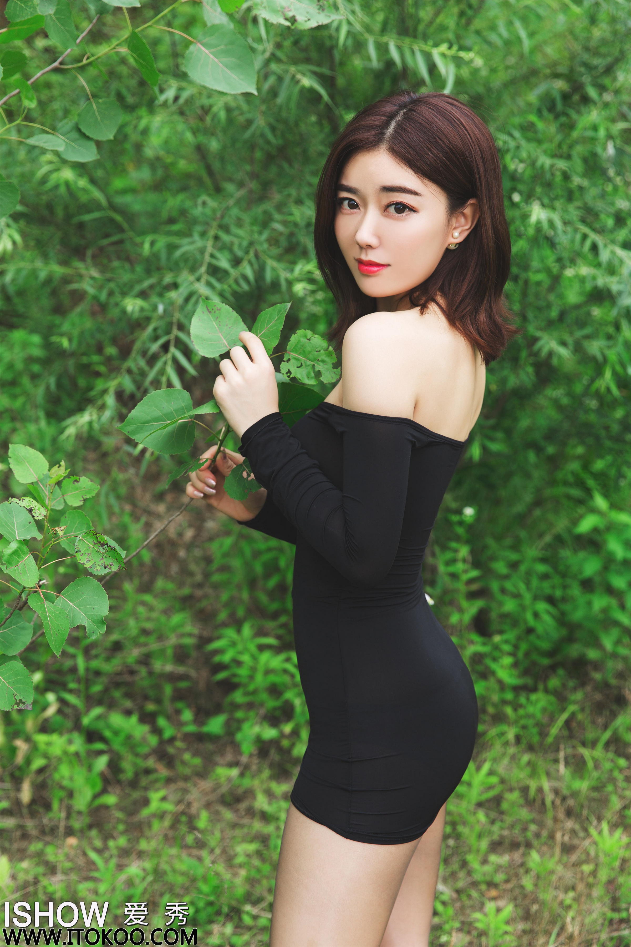[ISHOW爱秀]NO.192 林琳Caroline 黑色紧身抹胸裙加灰色丝袜美腿性感私房写真集第4张