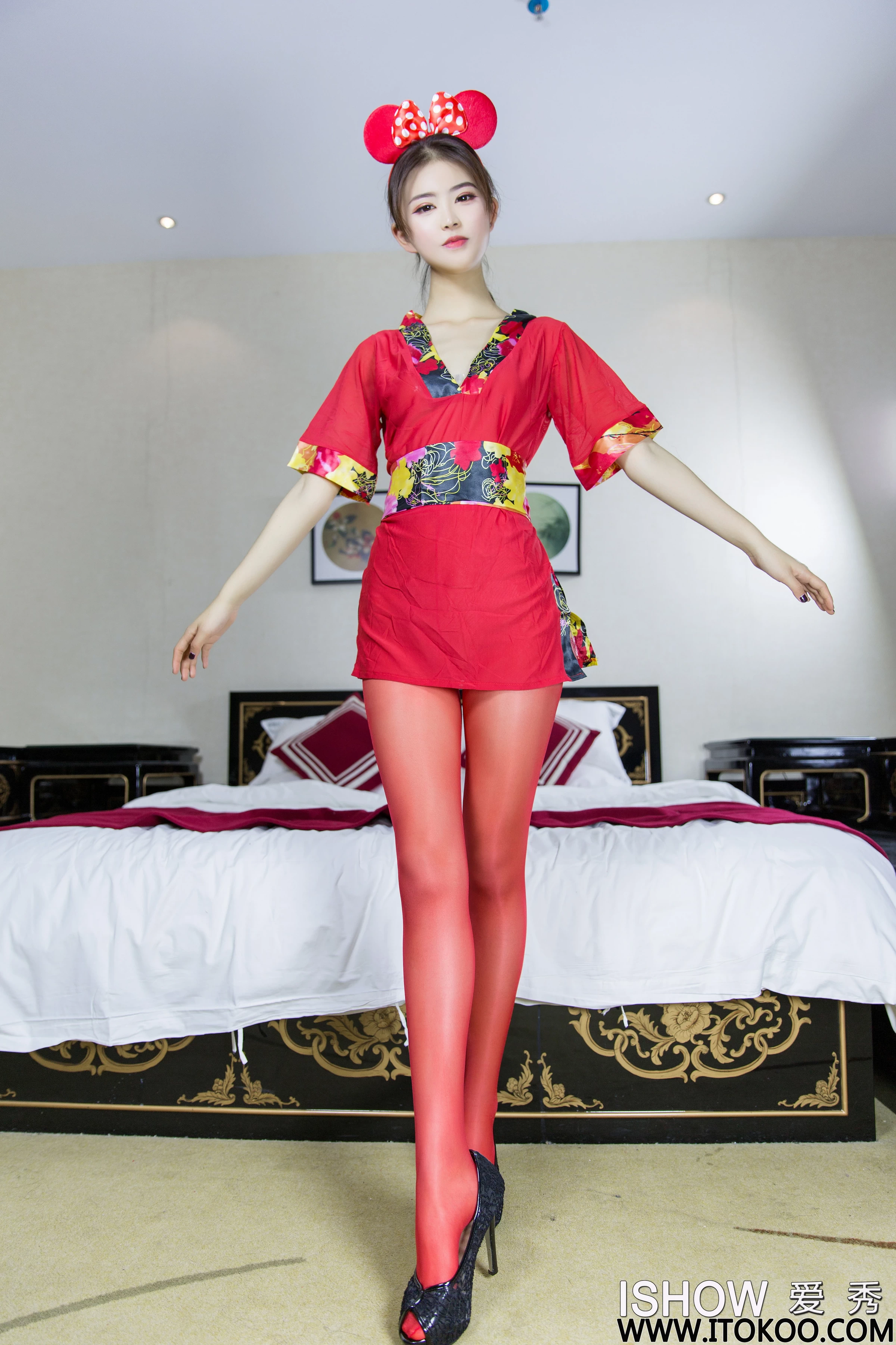 [ISHOW爱秀]NO.213 鼠你最美 杨伊伊Eva 红色透视情趣制服裙加红色丝袜美腿性感私房写真集第2张
