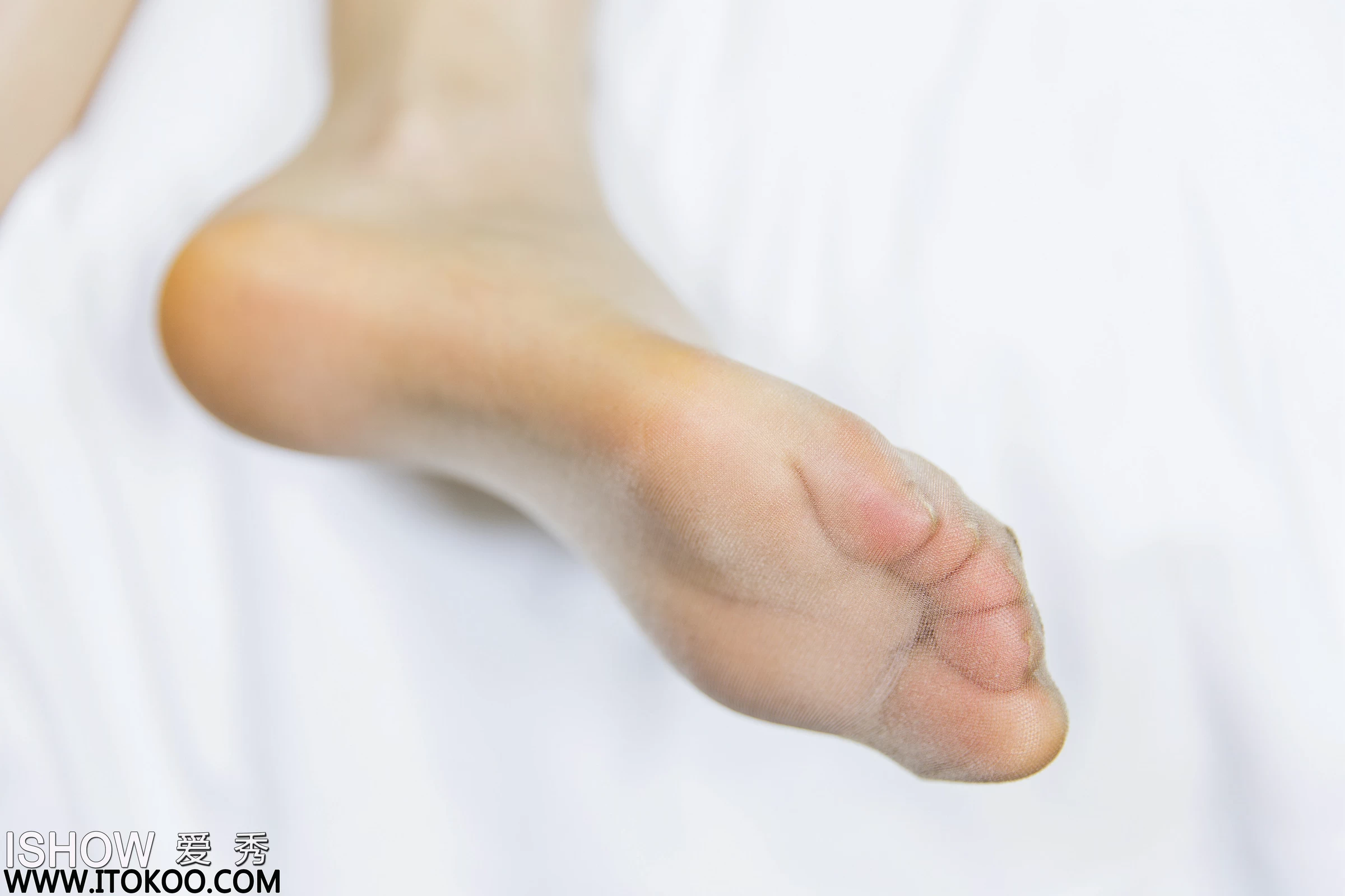 [ISHOW爱秀]NO.217 范芳宛Verna 黑色紧身短袖与短裙加黑色丝袜美腿性感私房写真集第5张