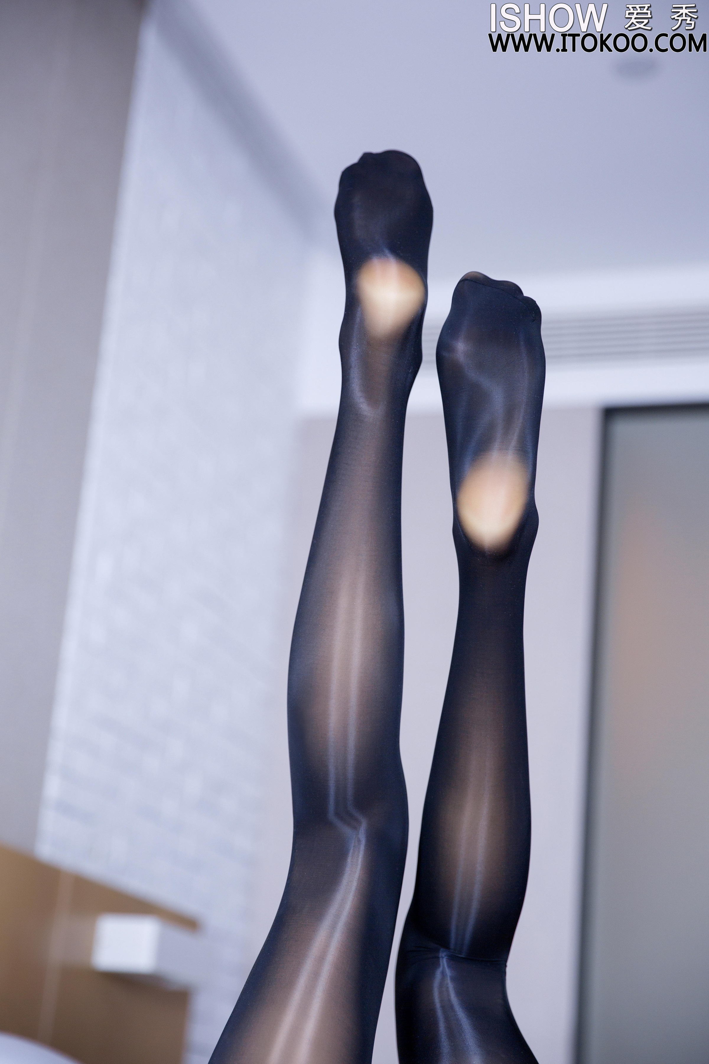 [ISHOW爱秀]NO.232 王若伊Zoe 蓝色紧身透视抹胸裙加黑色丝袜美腿性感私房写真集第10张