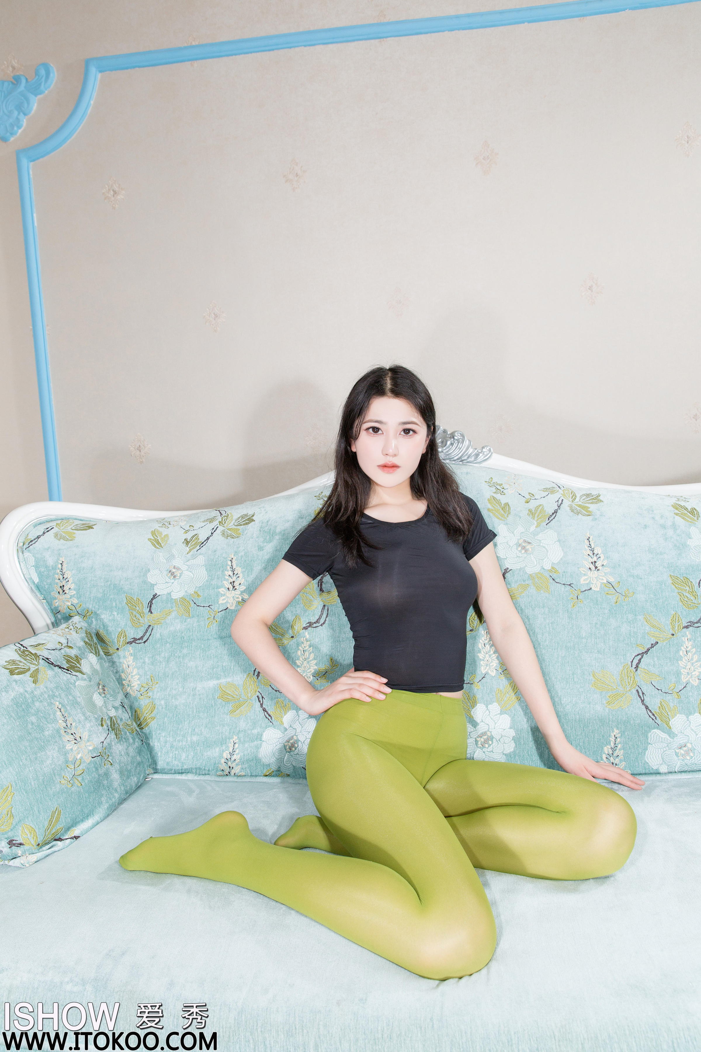 [ISHOW爱秀]2024-07-13 NO.424 薛婧雯Jill 黑色紧身透视短袖加牛油果色打底丝裤袜性感私房写真集第10张