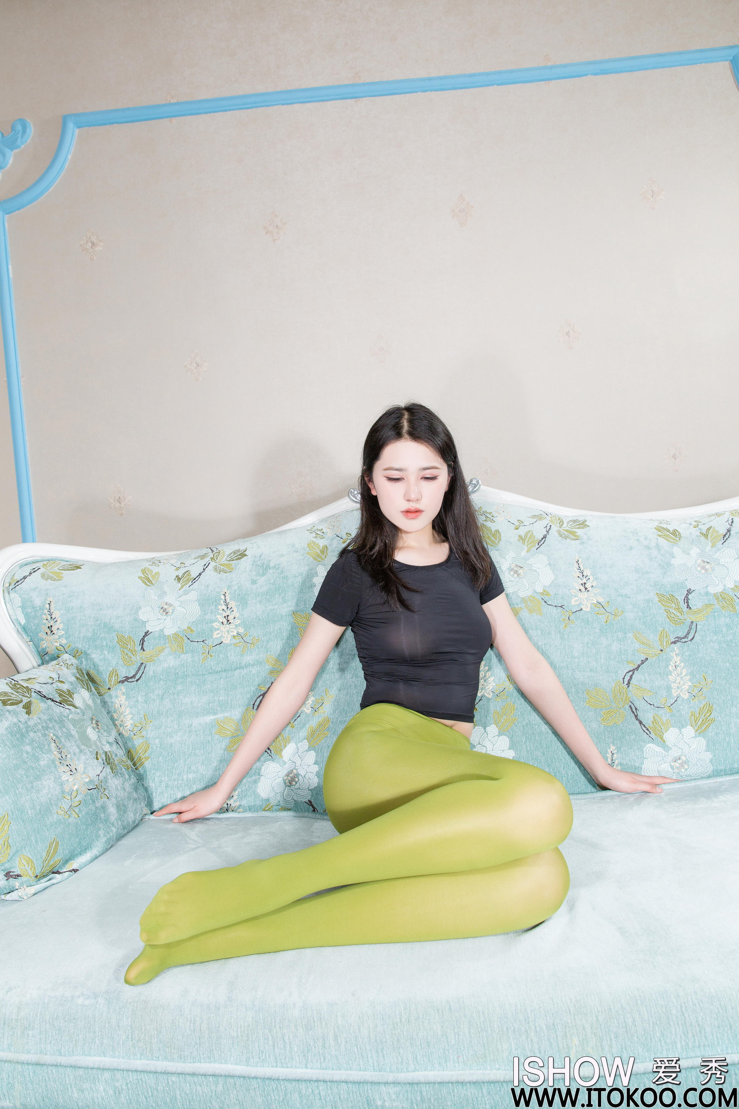 [ISHOW爱秀]2024-07-13 NO.424 薛婧雯Jill 黑色紧身透视短袖加牛油果色打底丝裤袜性感私房写真集第10张