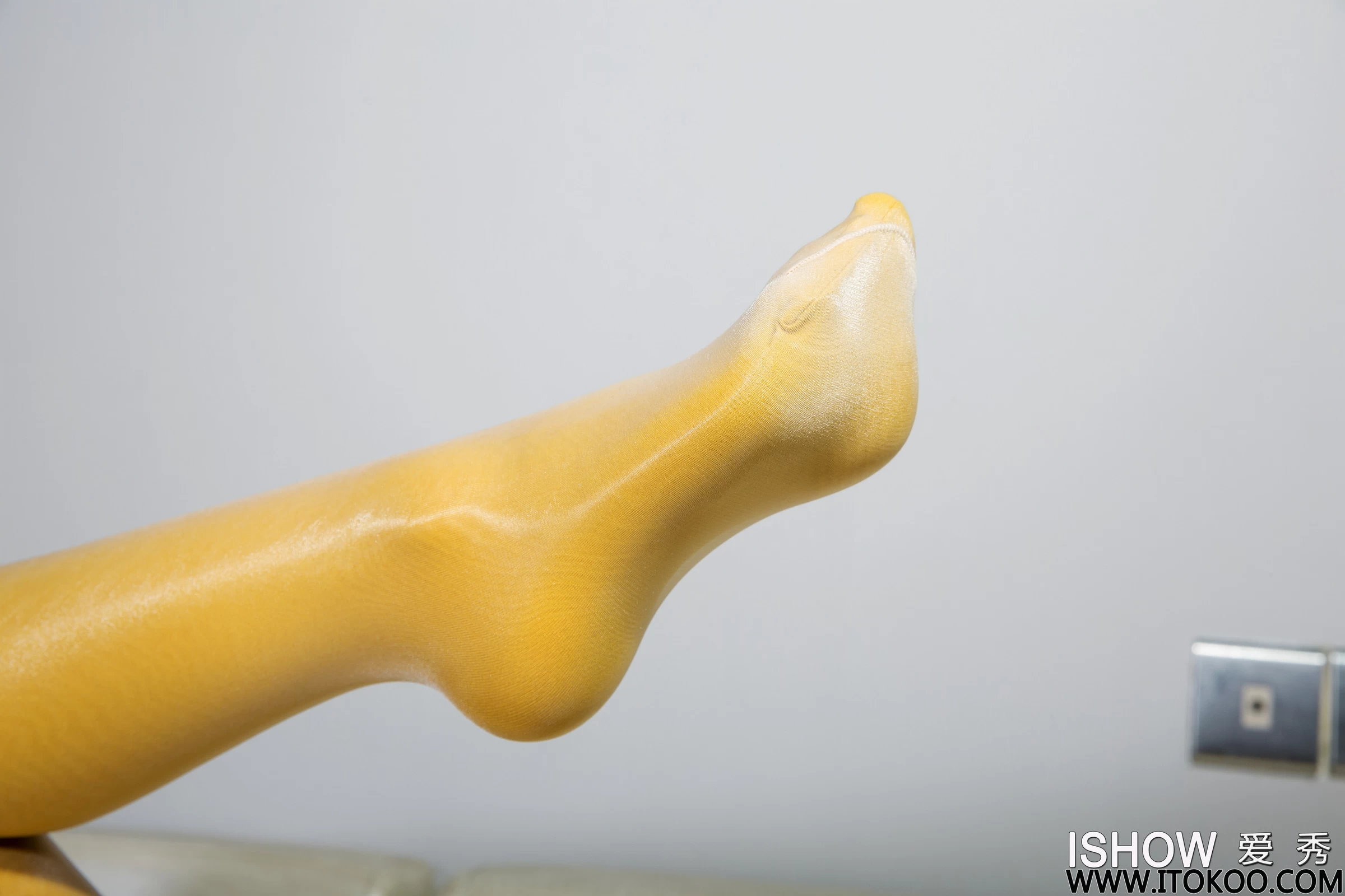 [ISHOW爱秀]NO.330 林沐沐Liny 金色紧身连衣裙加黄色连体丝裤袜性感私房写真集第8张