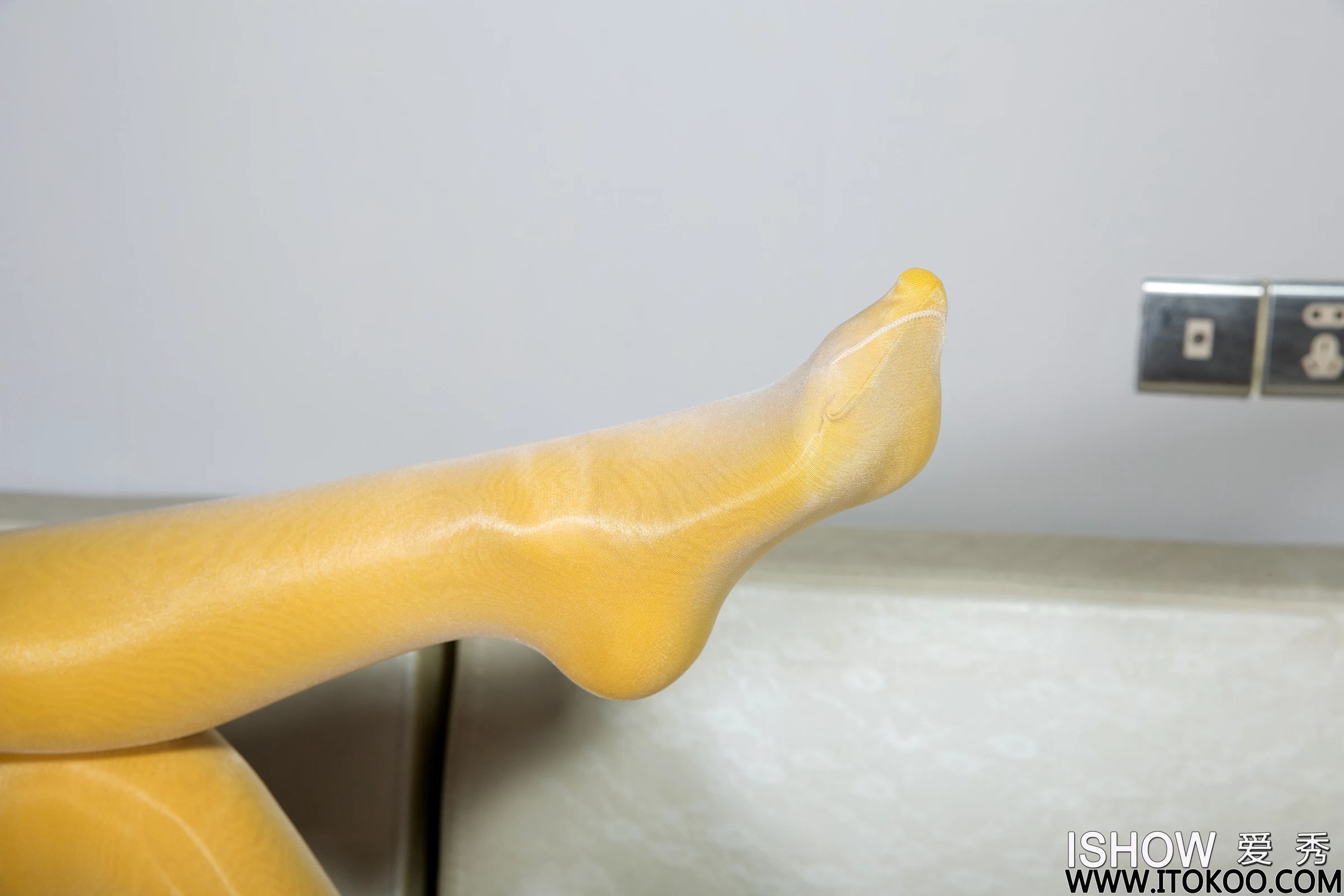 [ISHOW爱秀]NO.330 林沐沐Liny 金色紧身连衣裙加黄色连体丝裤袜性感私房写真集第8张