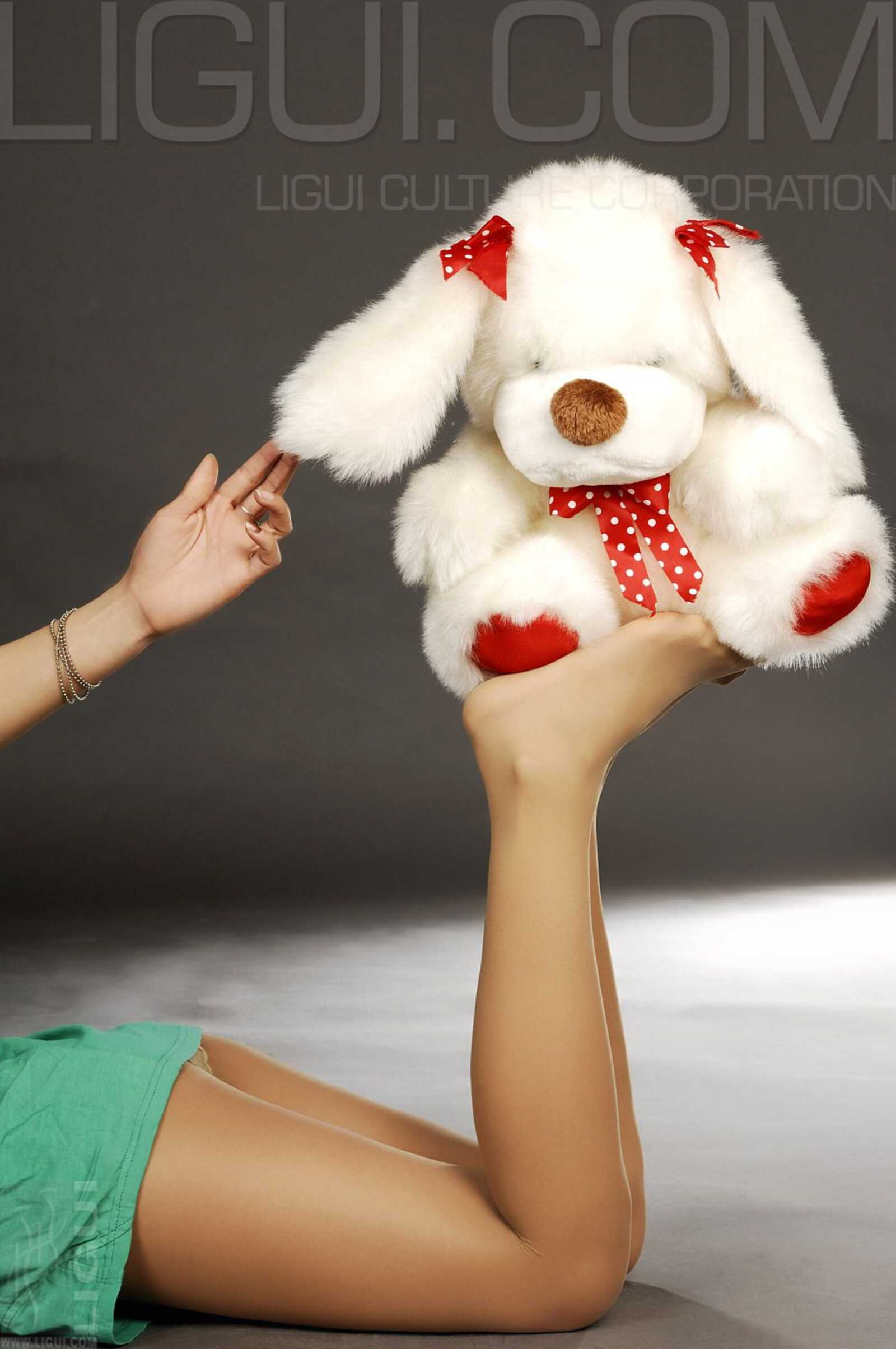 [丽柜LiGui] Model 默默《顽皮的小熊》丝足写真图片第2张