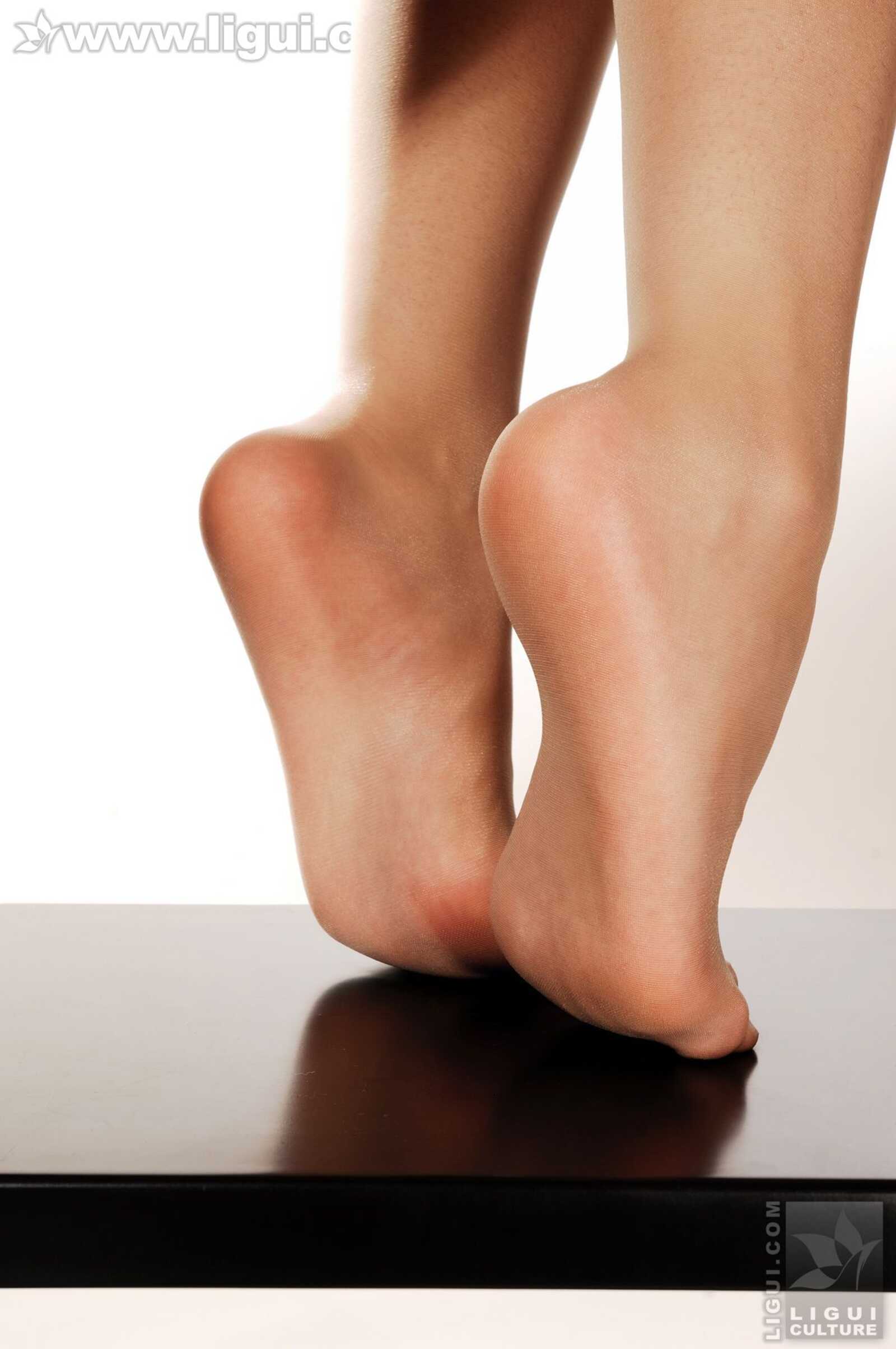 Model 左左《玉足丝袜风情万种》 [丽柜LiGui] 美腿第5张
