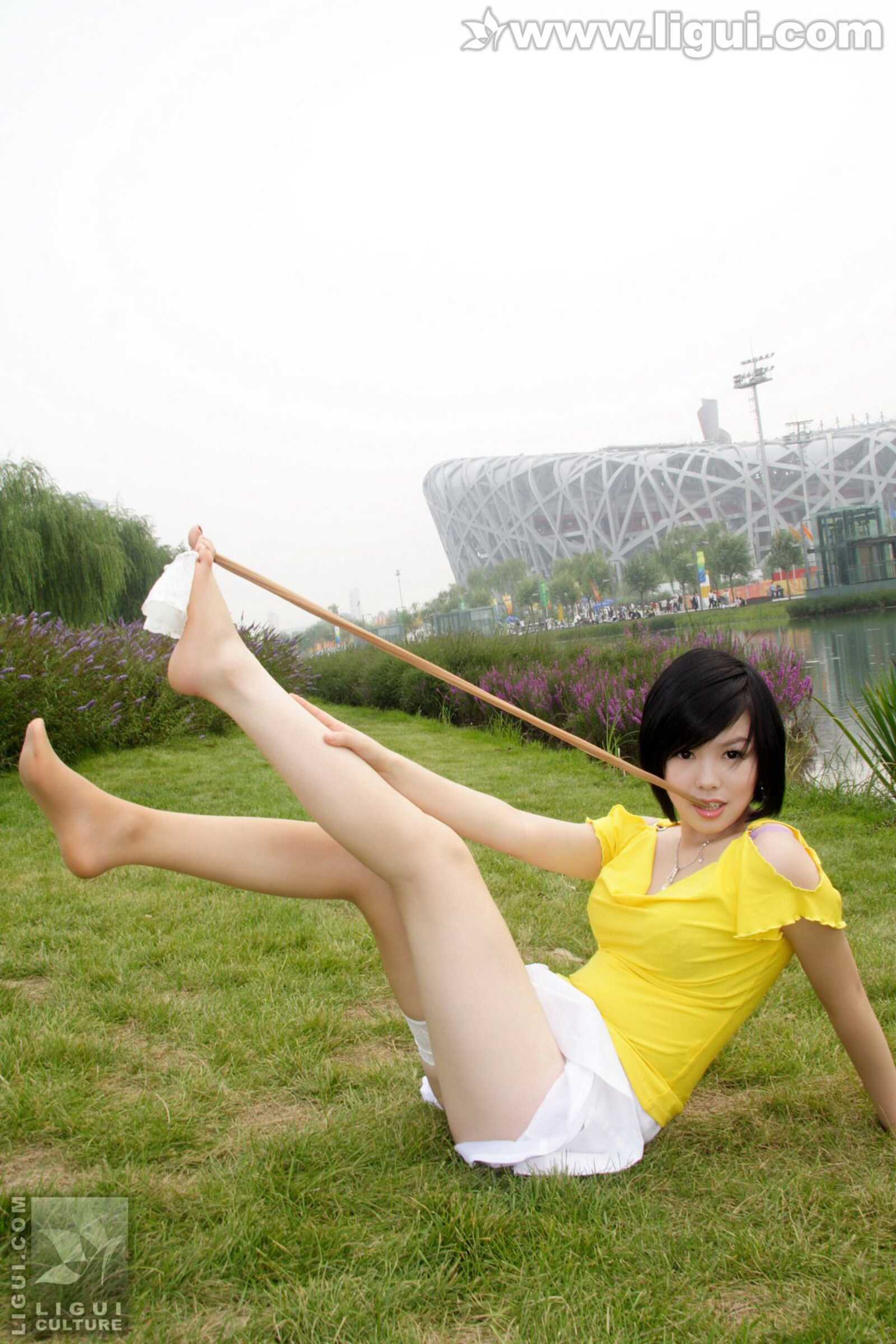 Model 幕子《草地上展现多姿美腿》 [丽柜LiGui] 丝第4张