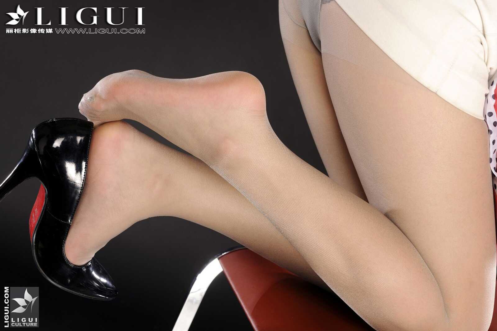 英子《俏丽女秘书》 [丽柜LiGui] Model 美腿玉足写第5张