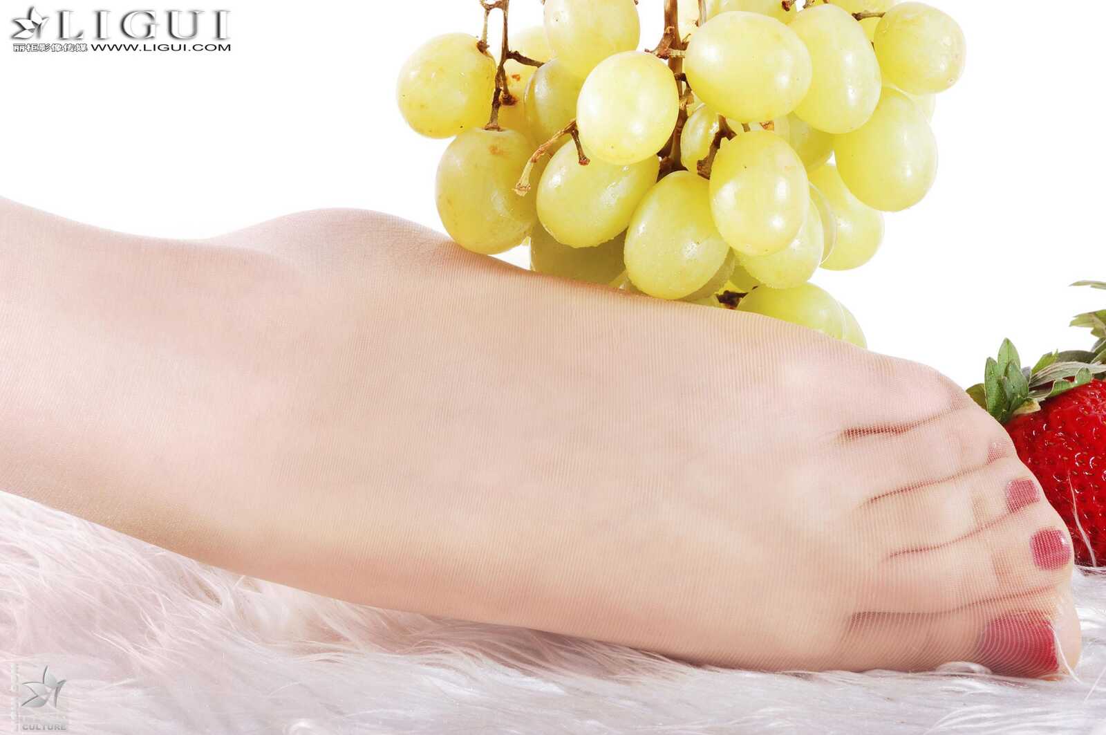 Model 雯雯《水果玉足》 [丽柜LiGui] 美足写真图片第8张